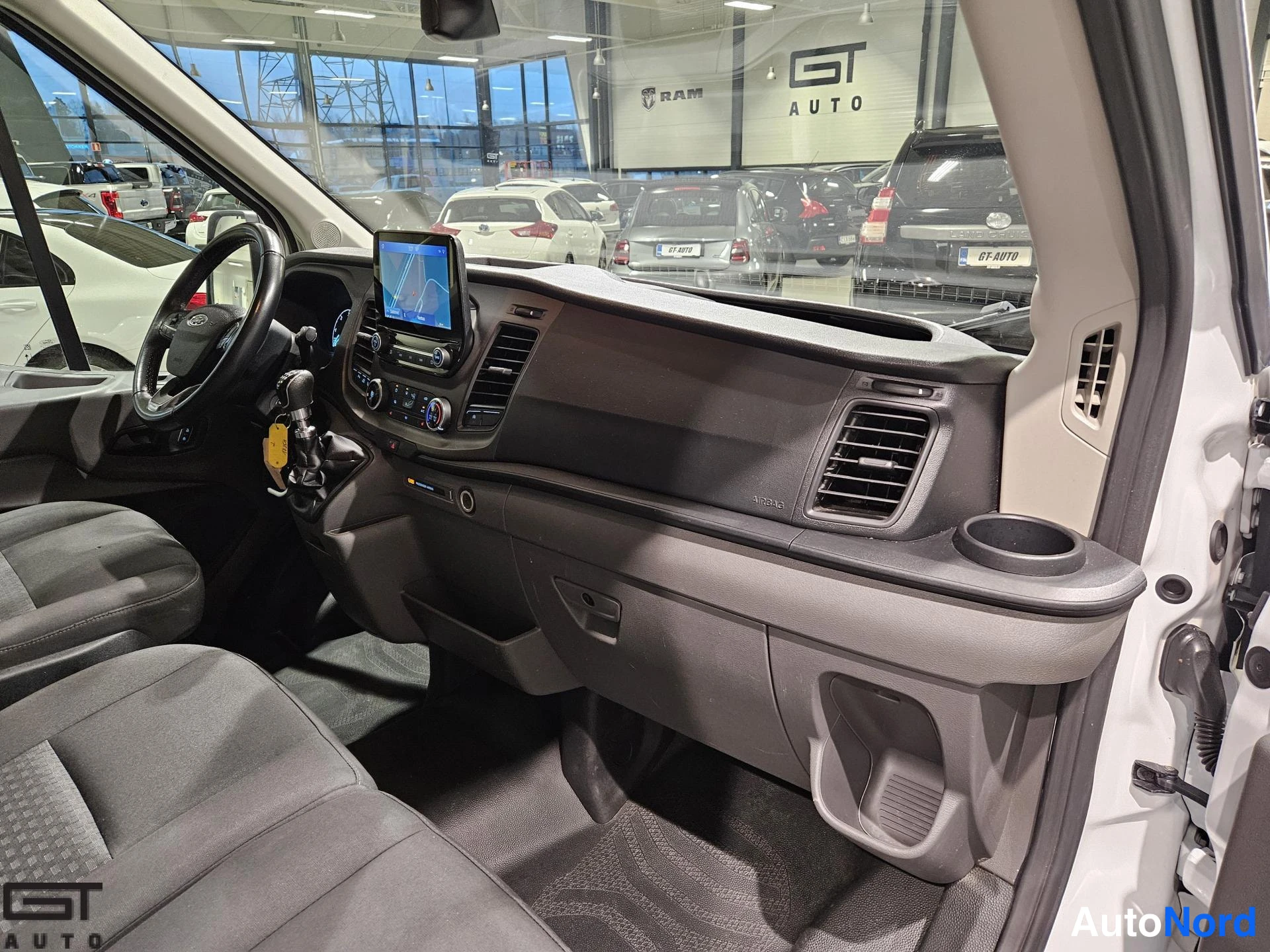 Valkoinen Ford Transit 2022, ohjaamo, kuva 8