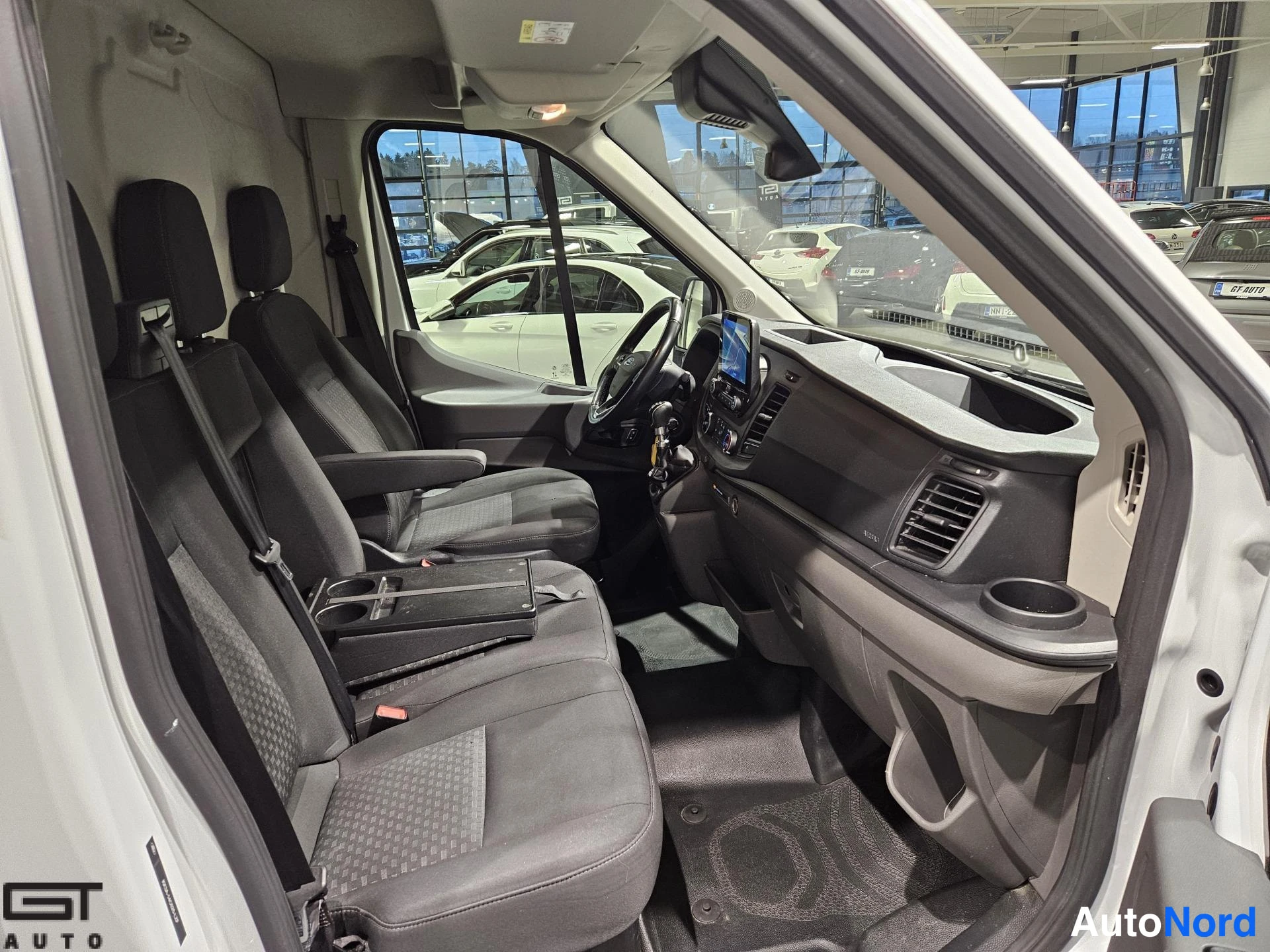 Valkoinen Ford Transit 2022, etuistuimet, kuva 12