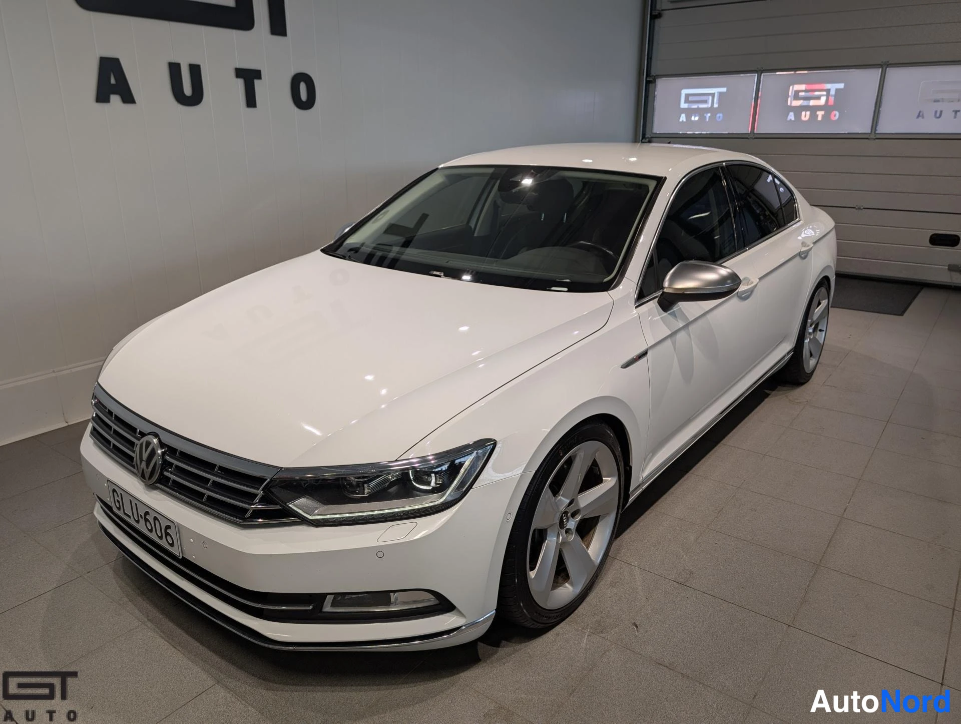 Valkoinen Volkswagen Passat 2016, etuviisto, keula vasemmalle, kuva 2