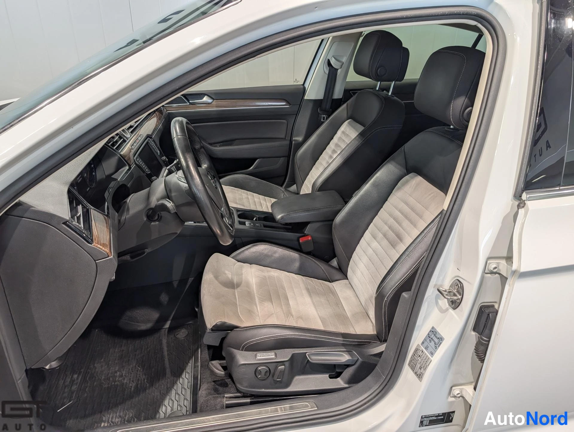 Valkoinen Volkswagen Passat 2016, etuistuimet, kuva 13