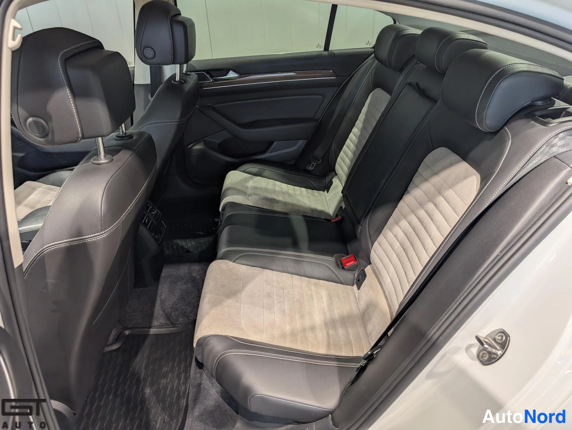 Valkoinen Volkswagen Passat 2016, takaistuimet, kuva 15