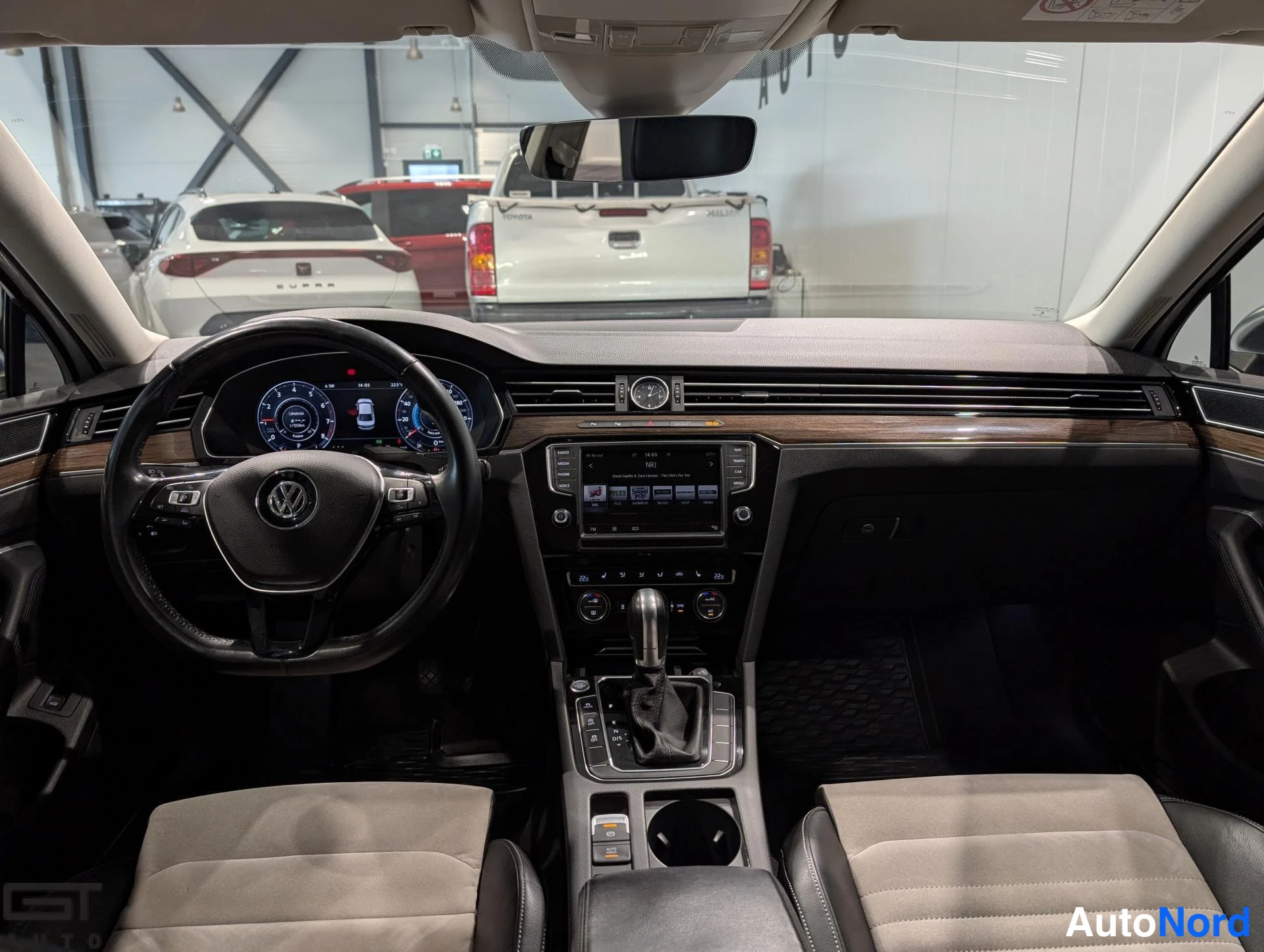 Valkoinen Volkswagen Passat 2016, ohjaamo, kuva 11
