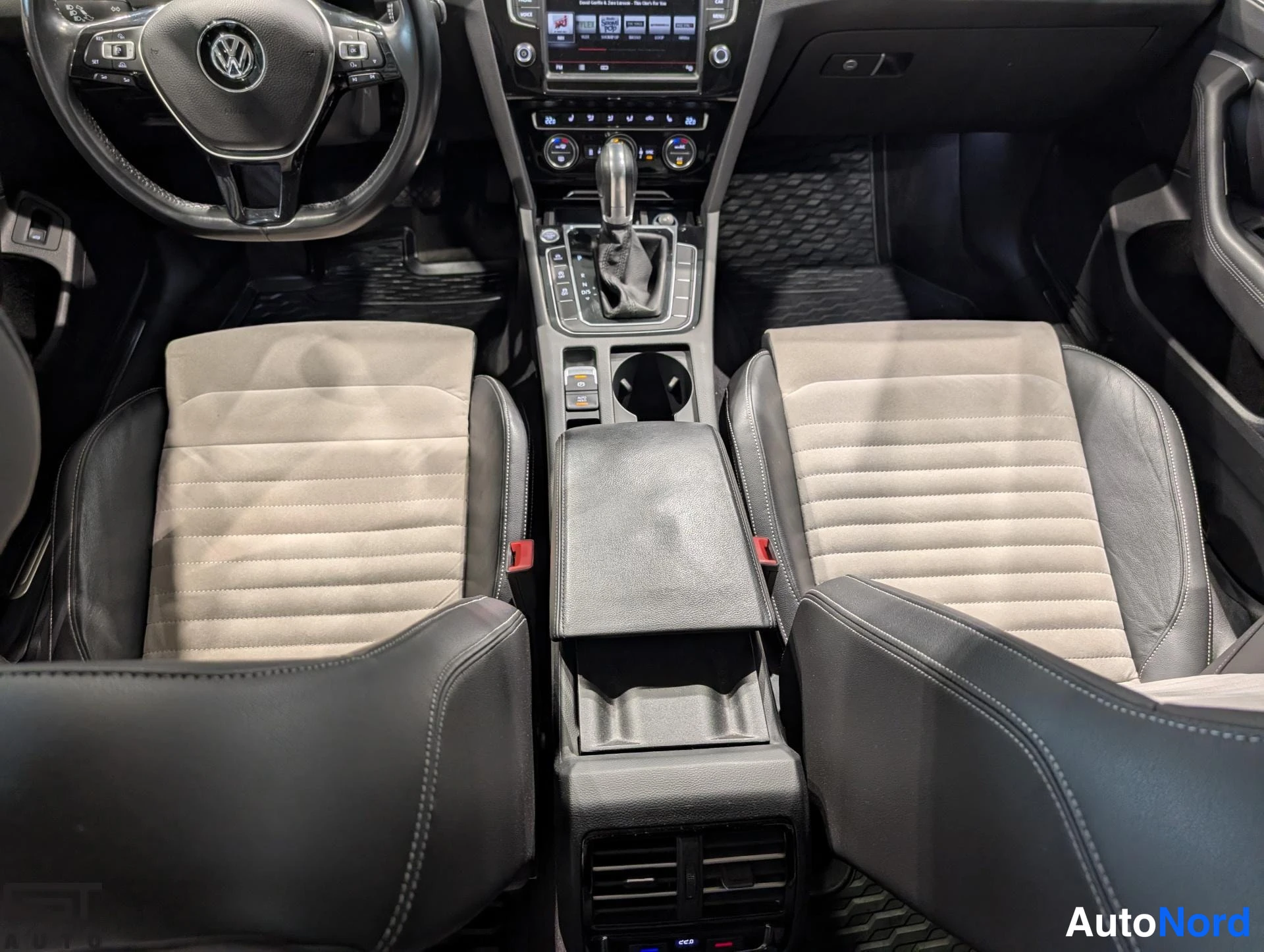 Valkoinen Volkswagen Passat 2016, etuistuimet, kuva 14