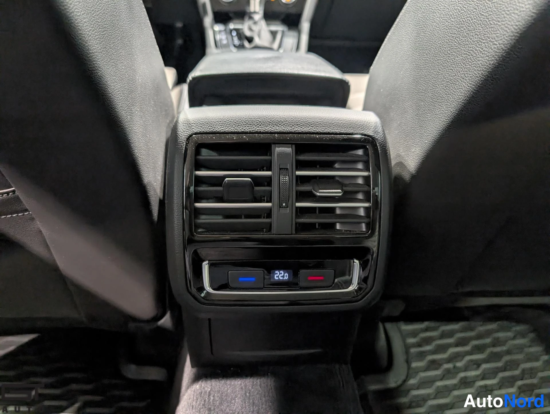 Valkoinen Volkswagen Passat 2016, yksityiskohta, kuva 17