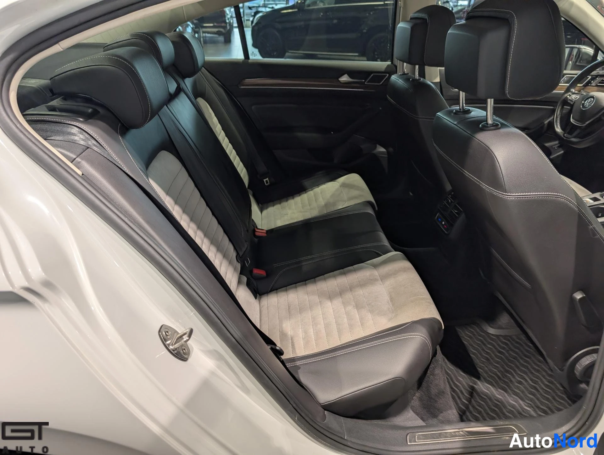 Valkoinen Volkswagen Passat 2016, takaistuimet, kuva 16