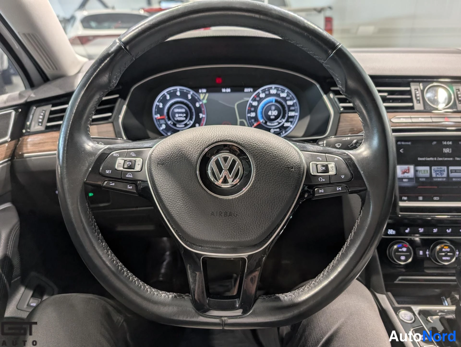 Valkoinen Volkswagen Passat 2016, yksityiskohta, kuva 18
