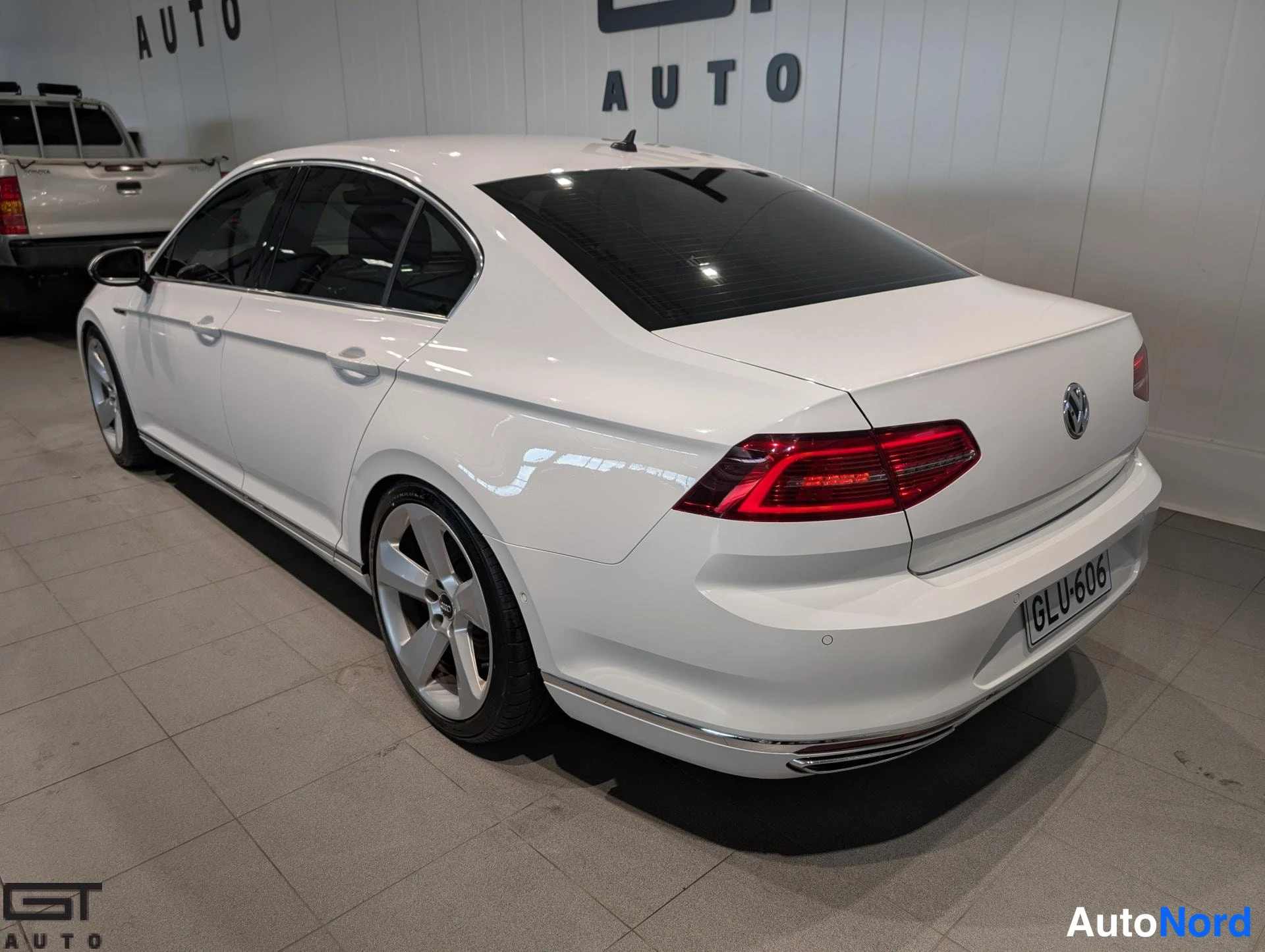 Valkoinen Volkswagen Passat 2016, takaviisto, kuva 8