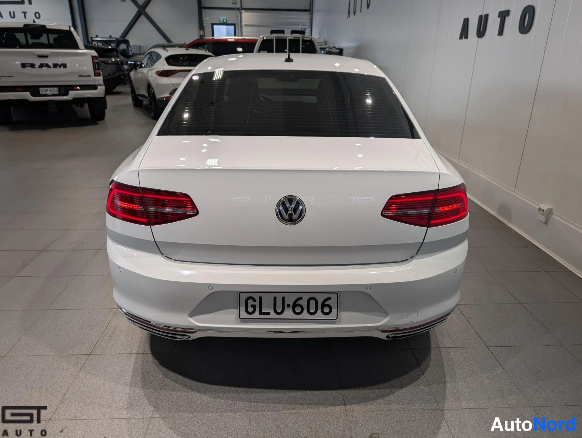 Valkoinen Volkswagen Passat 2016, takaa, kuva 9
