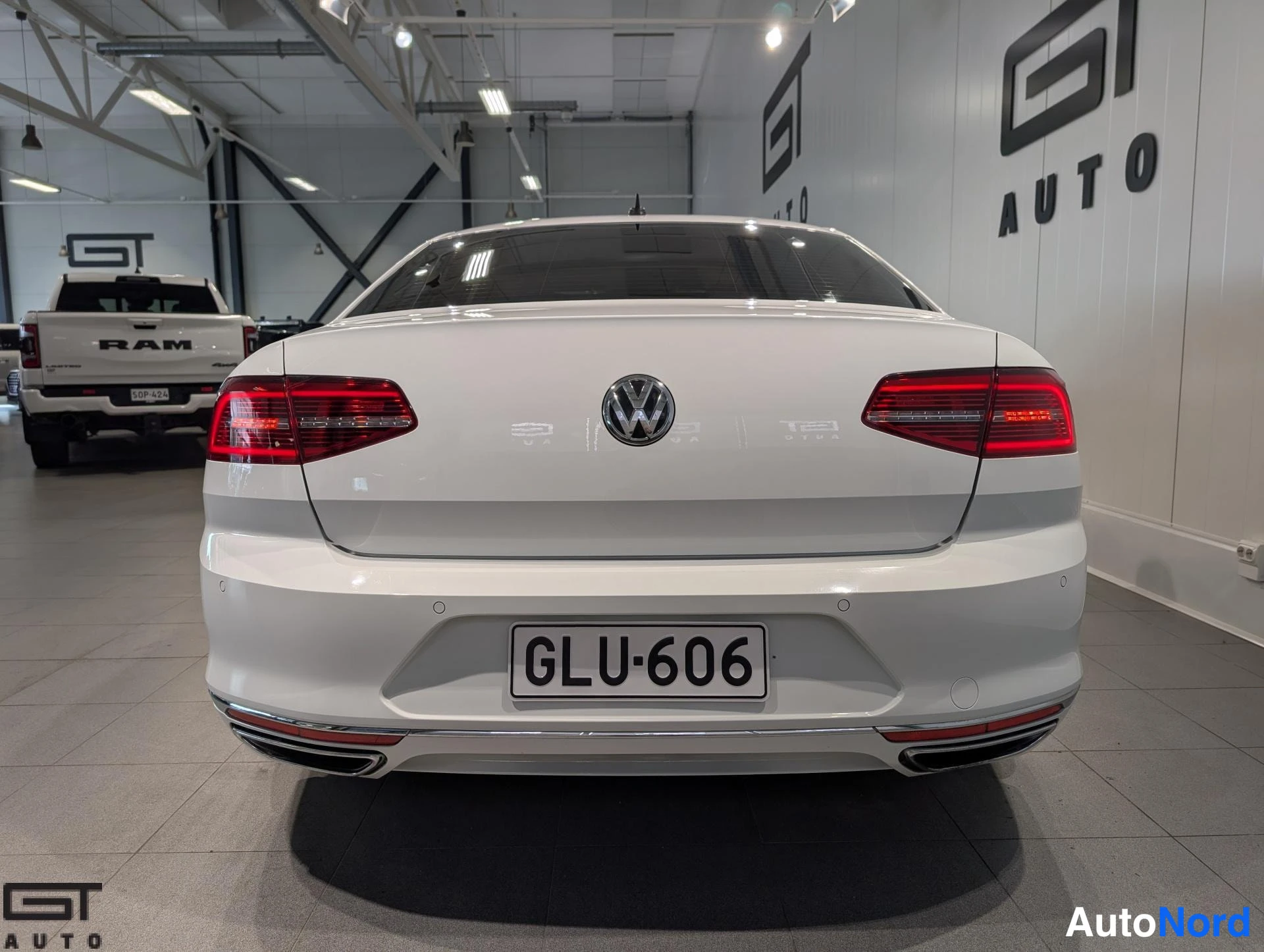 Valkoinen Volkswagen Passat 2016, takaa, kuva 10
