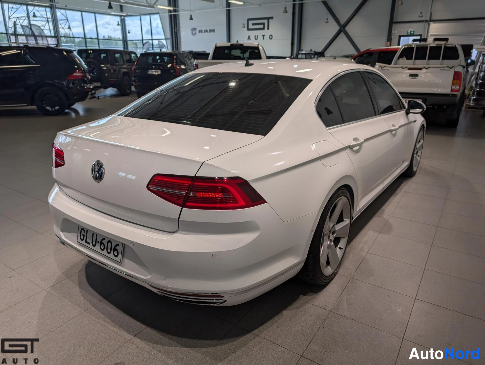 Valkoinen Volkswagen Passat 2016, takaviisto, kuva 7