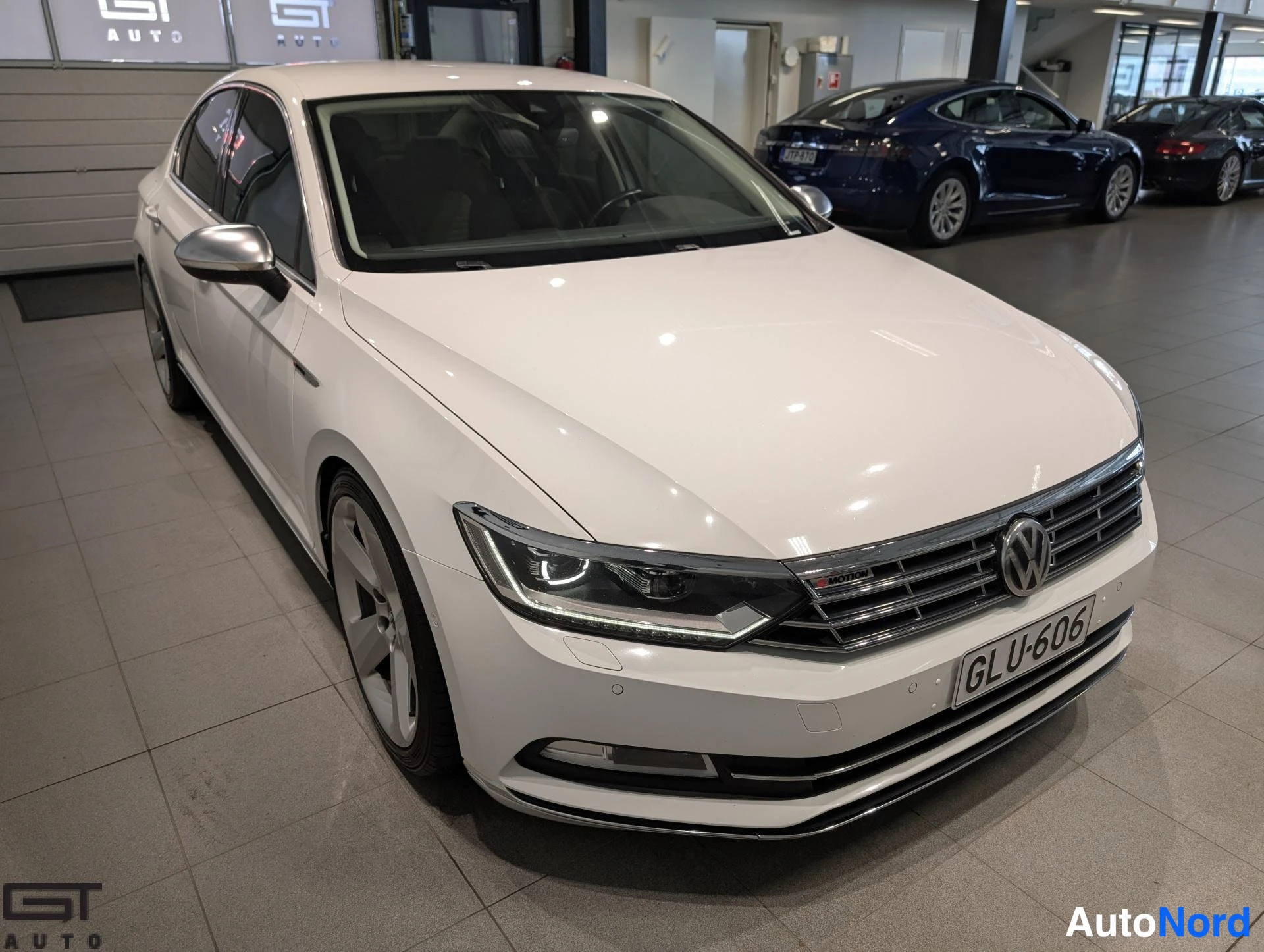 Valkoinen Volkswagen Passat 2016, etuviisto, keula oikealle, kuva 3