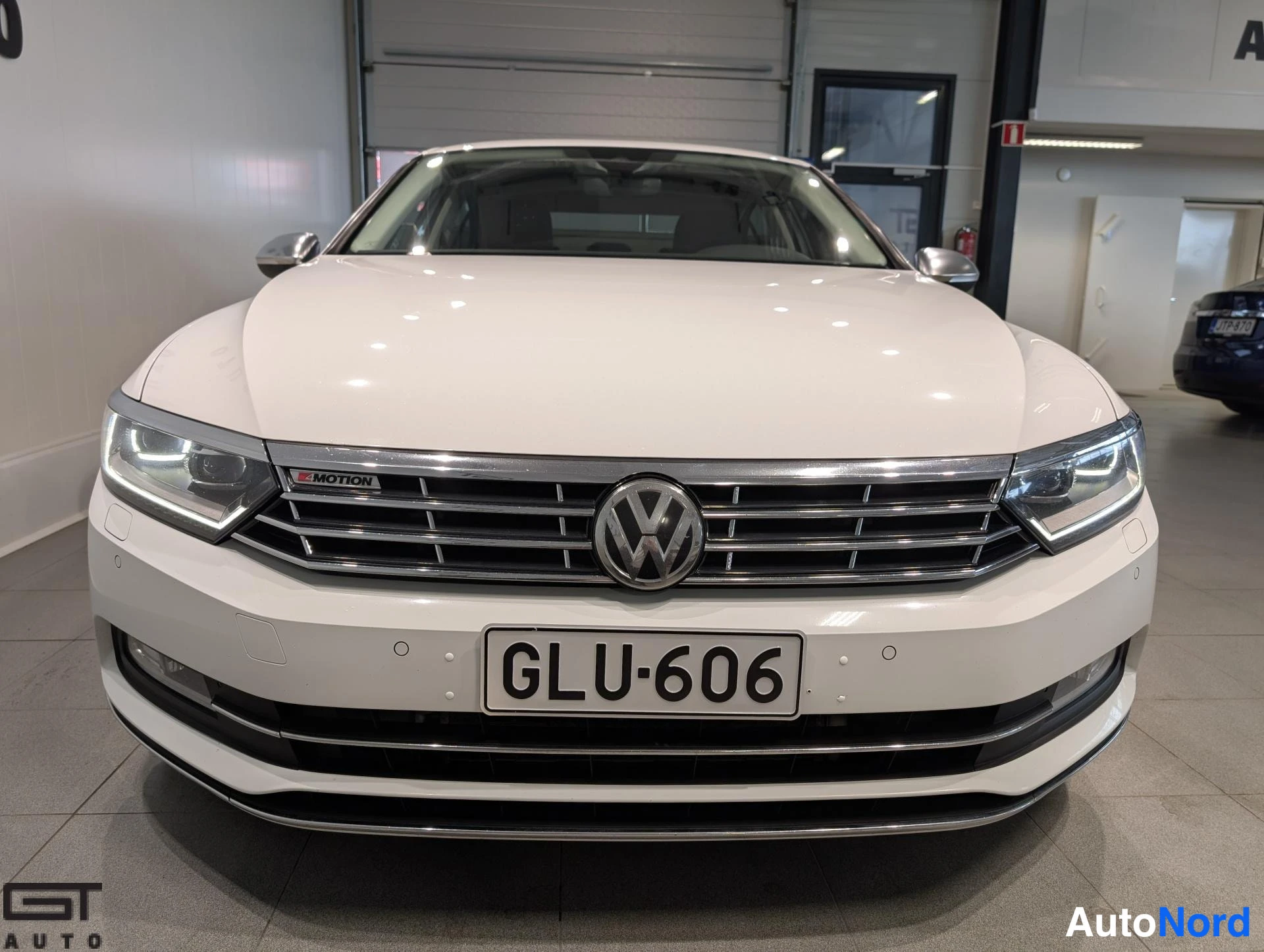 Valkoinen Volkswagen Passat 2016, edestä, kuva 5