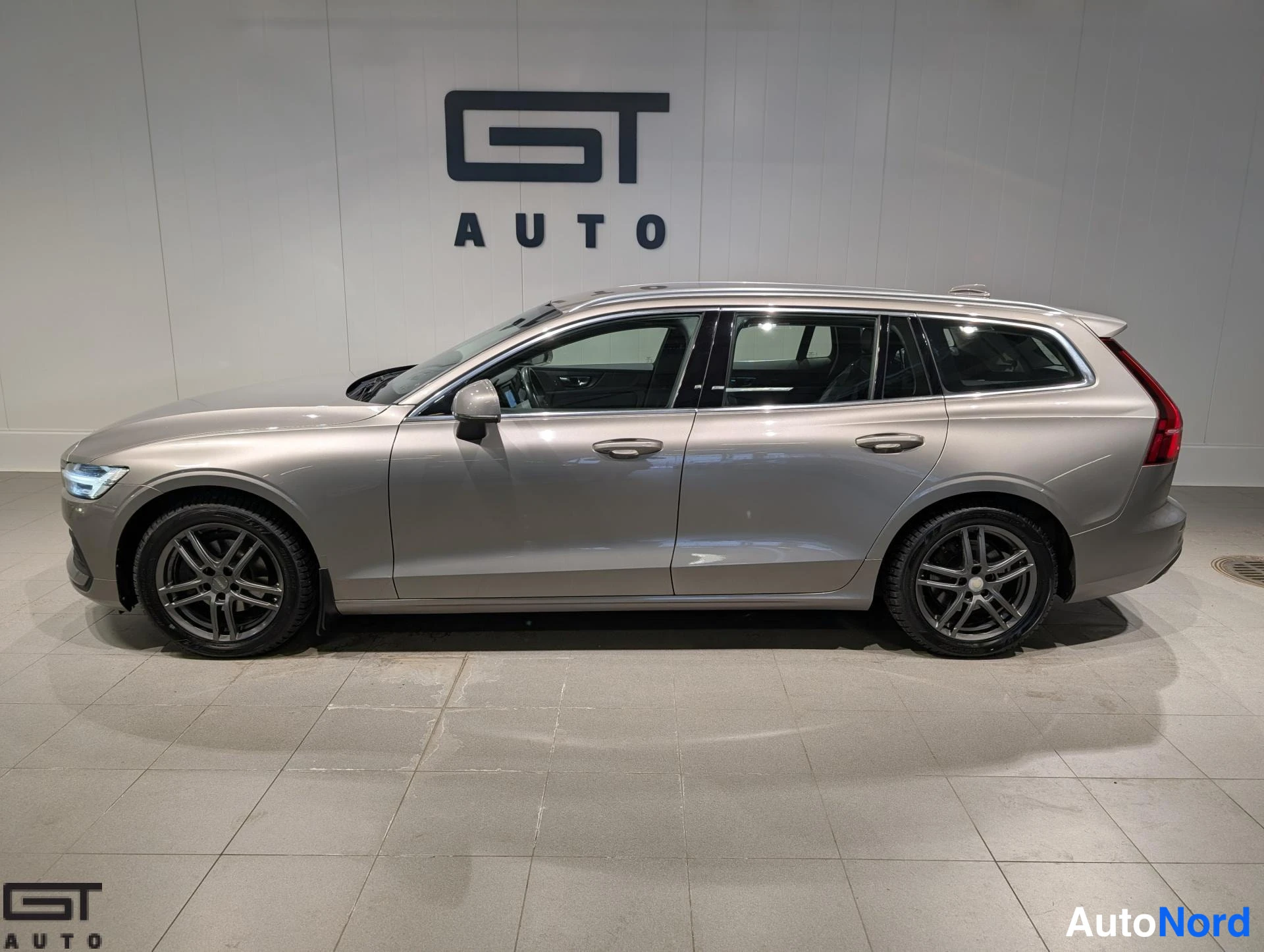 Harmaa Volvo V60 2020, sivulta, kuva 5