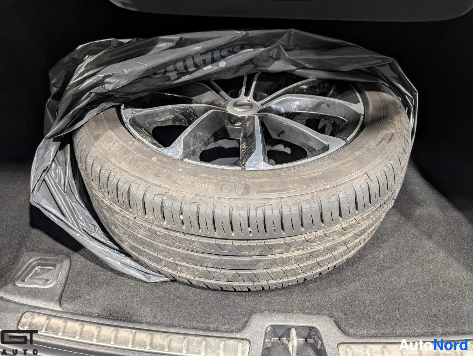 Harmaa Volvo V60 2020, yksityiskohta, kuva 25