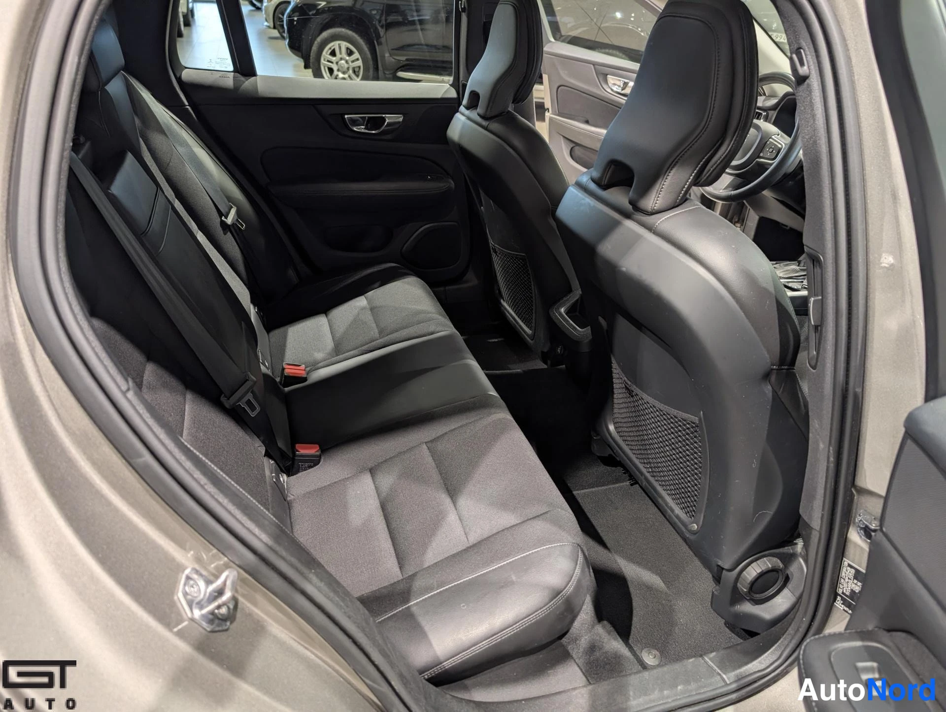 Harmaa Volvo V60 2020, takaistuimet, kuva 13