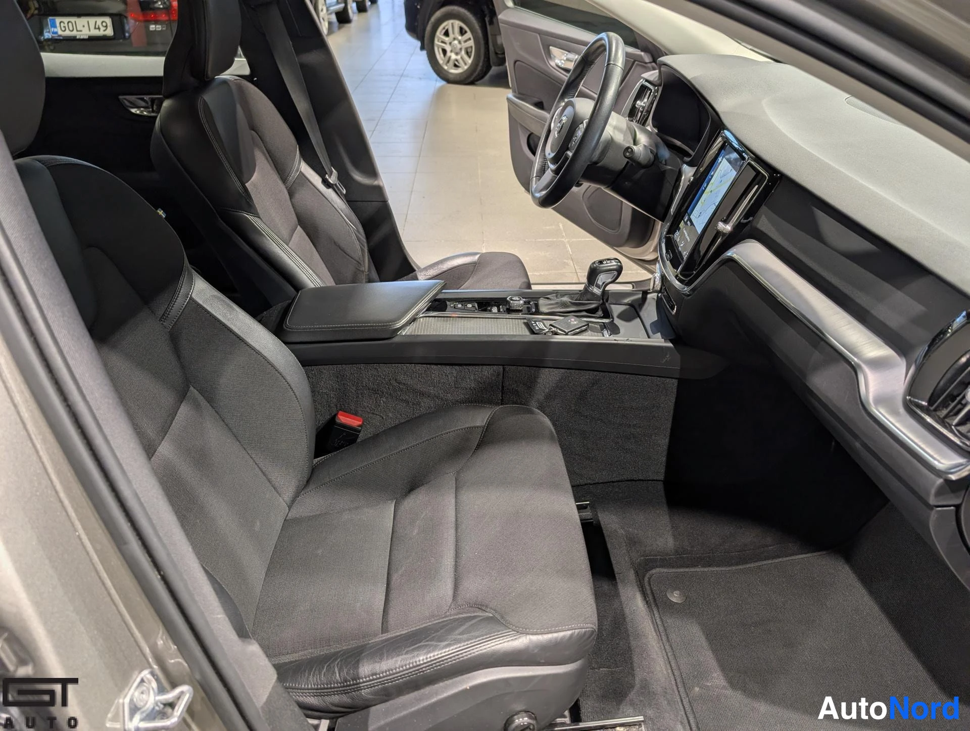 Harmaa Volvo V60 2020, etuistuimet, kuva 12