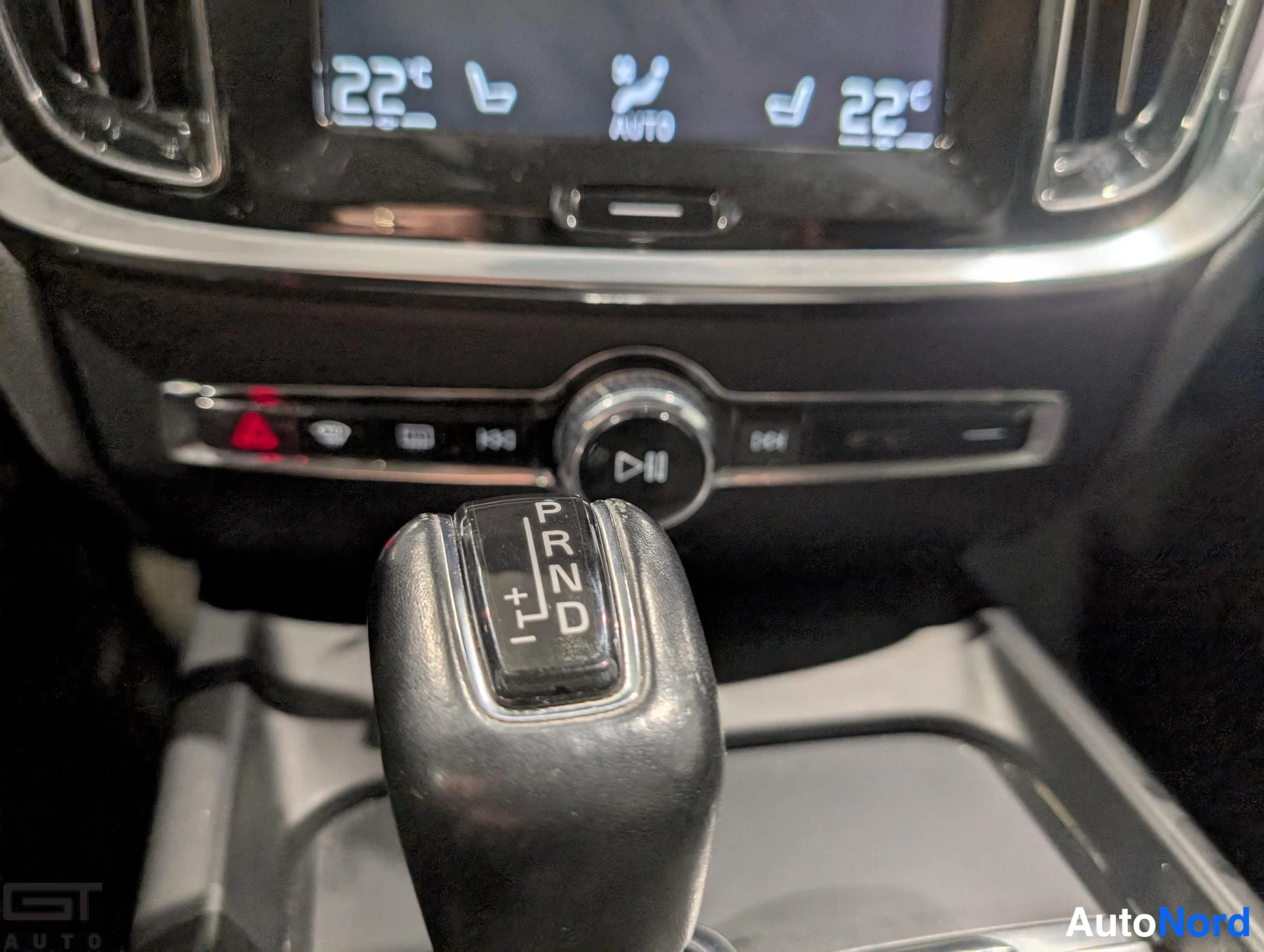 Harmaa Volvo V60 2020, yksityiskohta, kuva 21