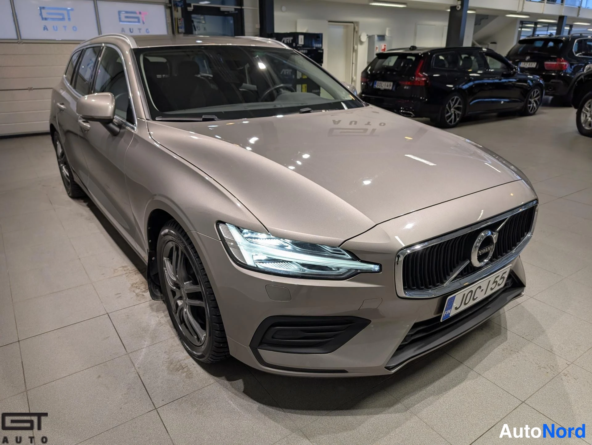 Harmaa Volvo V60 2020, etuviisto, keula oikealle, kuva 2