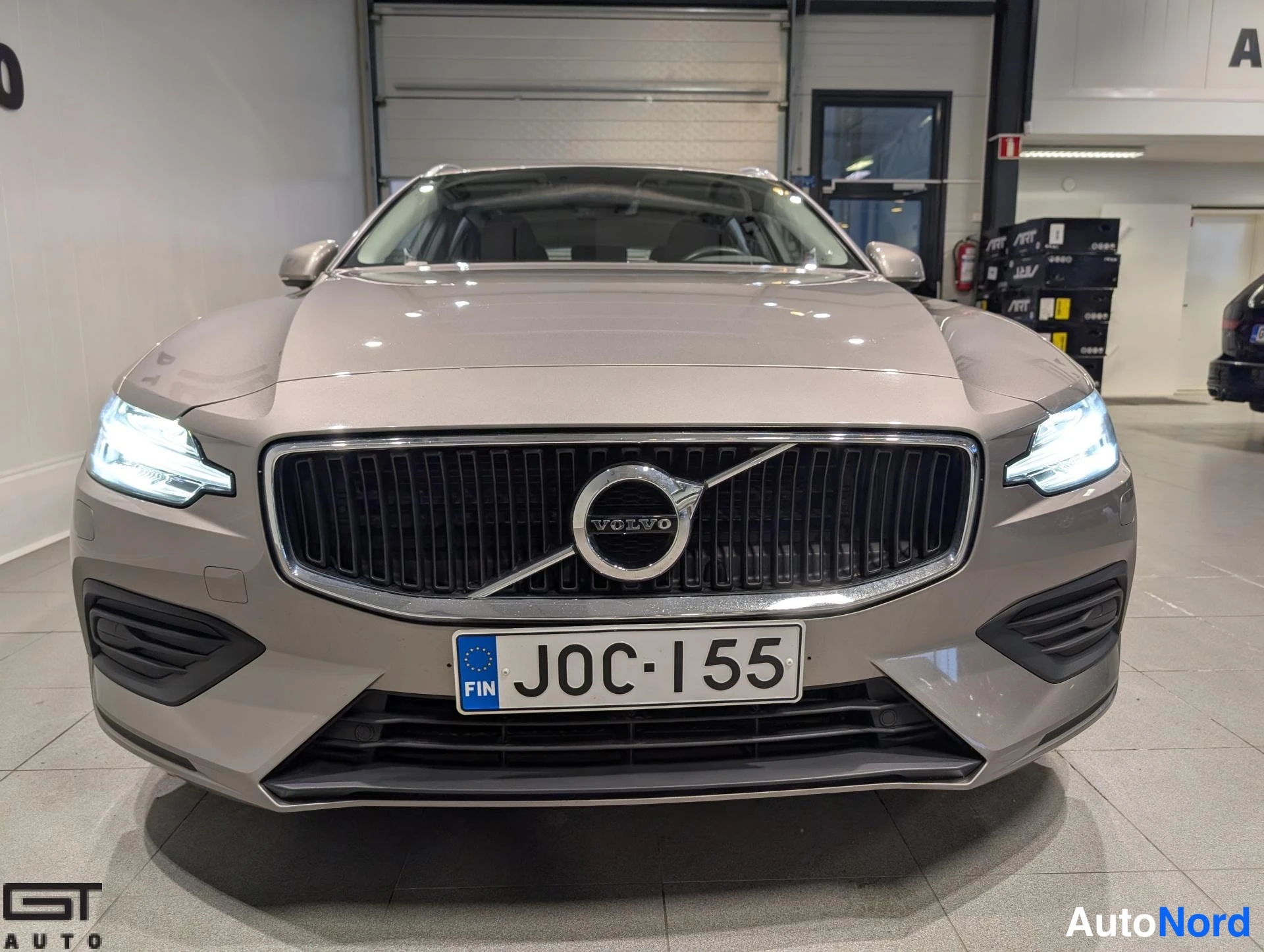 Harmaa Volvo V60 2020, edestä, kuva 3