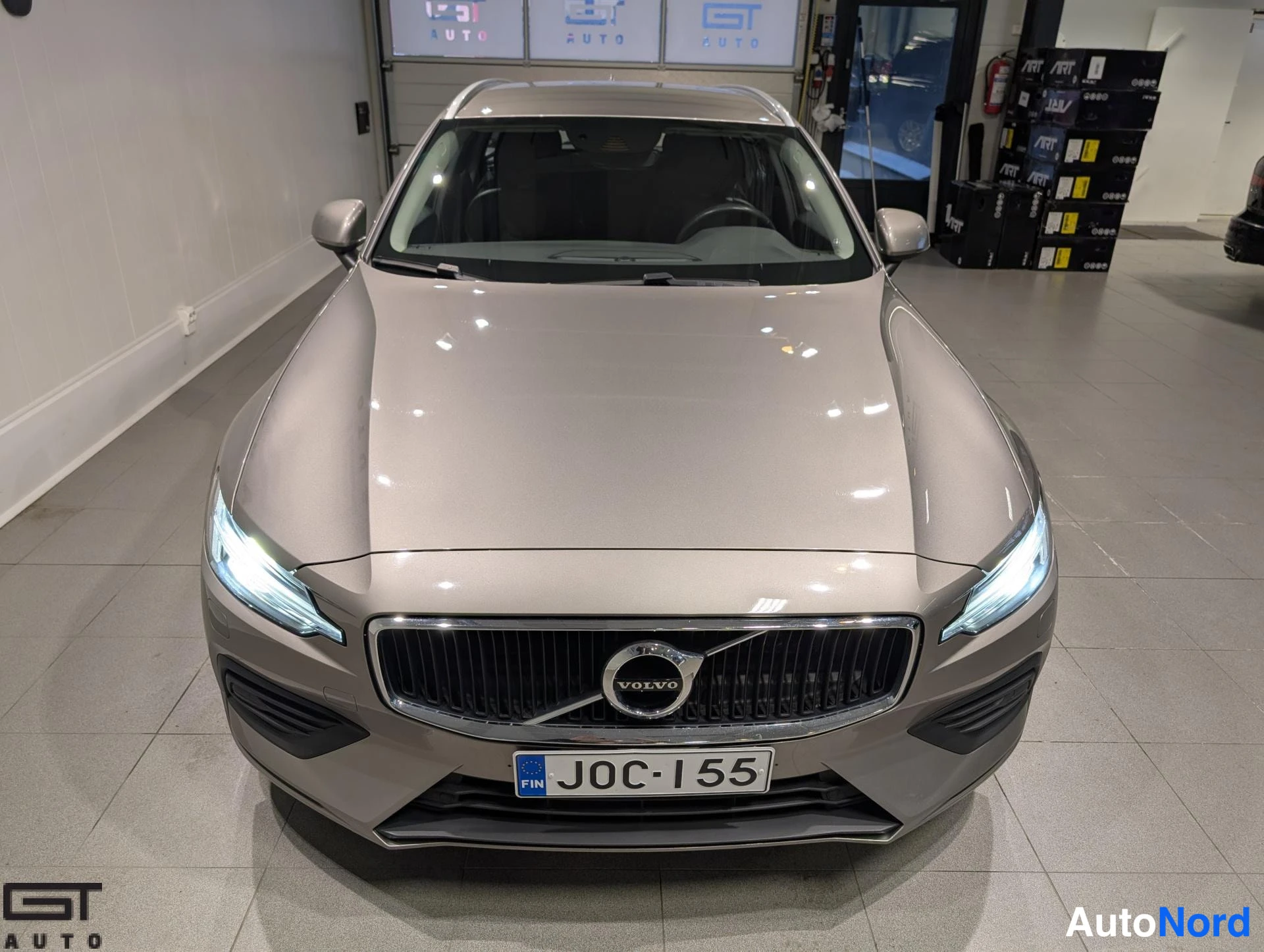 Harmaa Volvo V60 2020, edestä, kuva 4