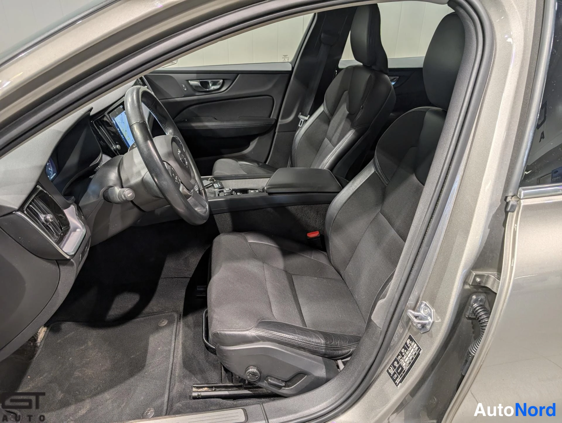 Harmaa Volvo V60 2020, ohjaamo, kuva 9