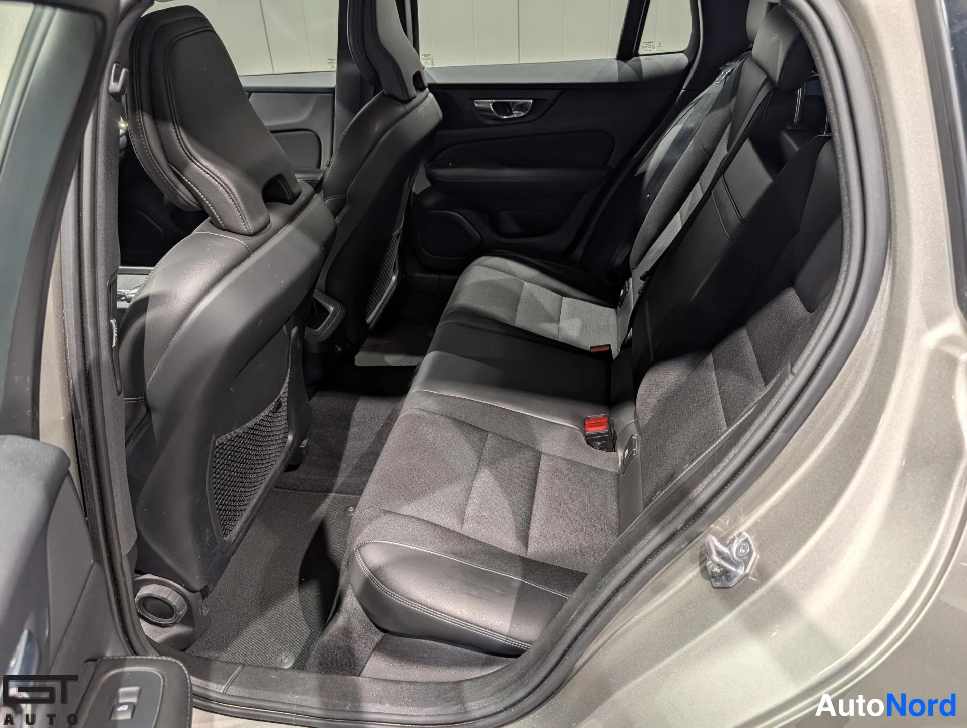 Harmaa Volvo V60 2020, takaistuimet, kuva 14