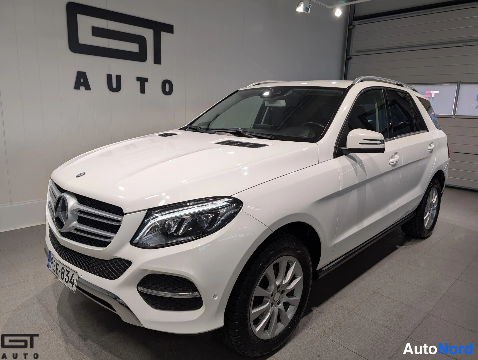 Valkoinen Mercedes-Benz GLE 2016, etuviisto, keula vasemmalle, kuva 2