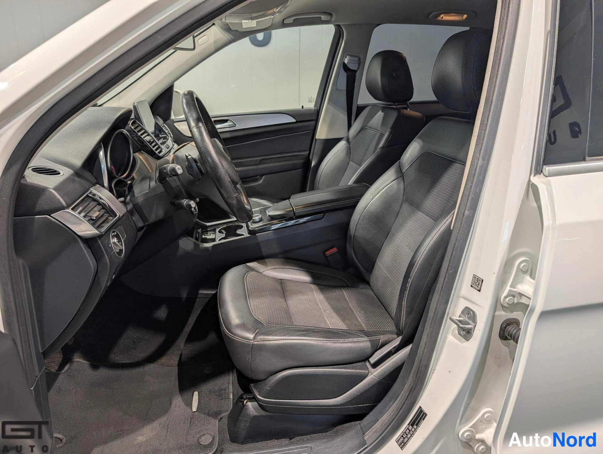 Valkoinen Mercedes-Benz GLE 2016, etuistuimet, kuva 13