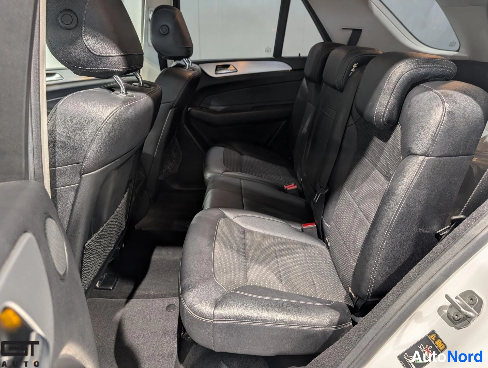Valkoinen Mercedes-Benz GLE 2016, takaistuimet, kuva 16