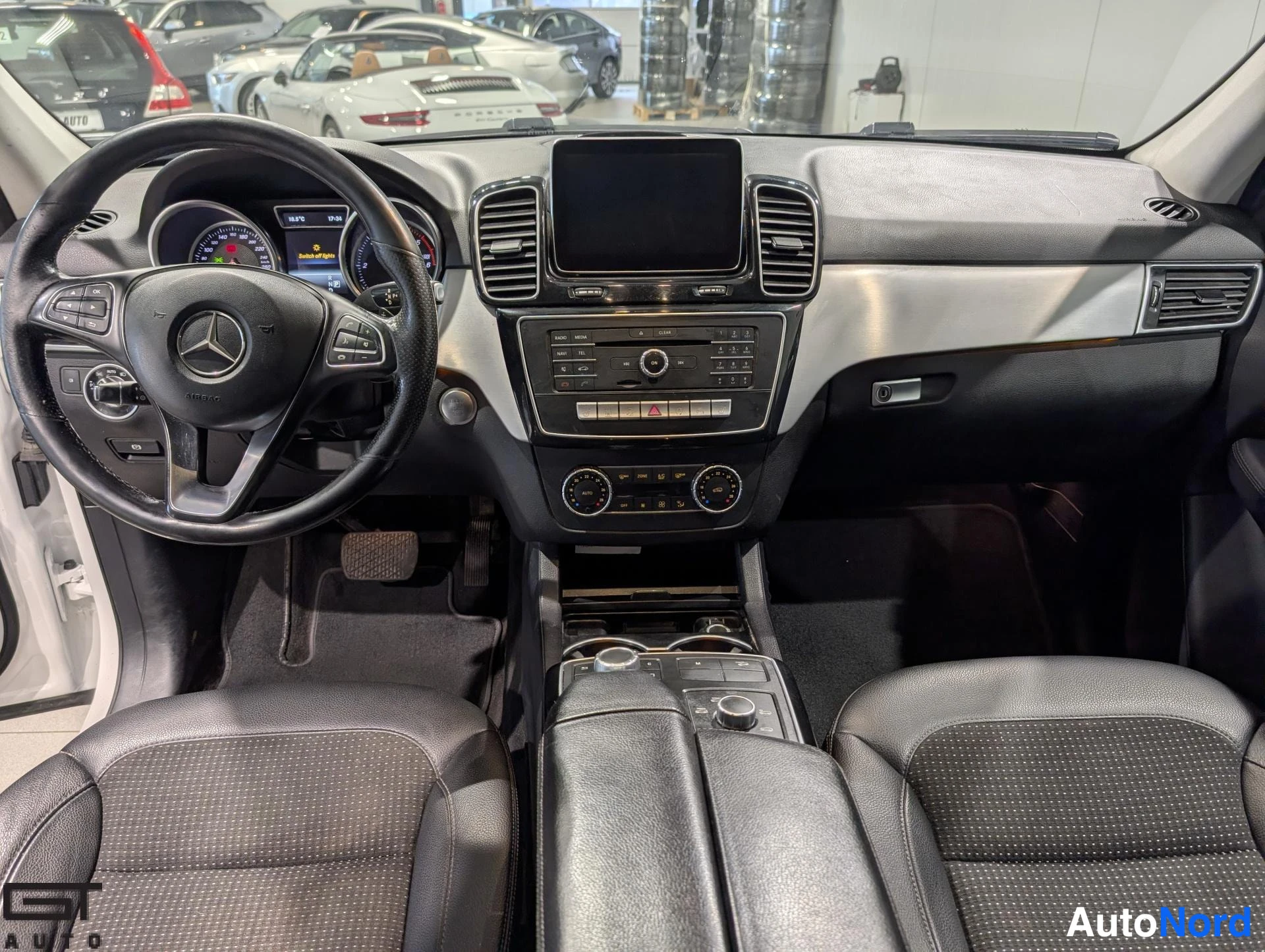 Valkoinen Mercedes-Benz GLE 2016, ohjaamo, kuva 11