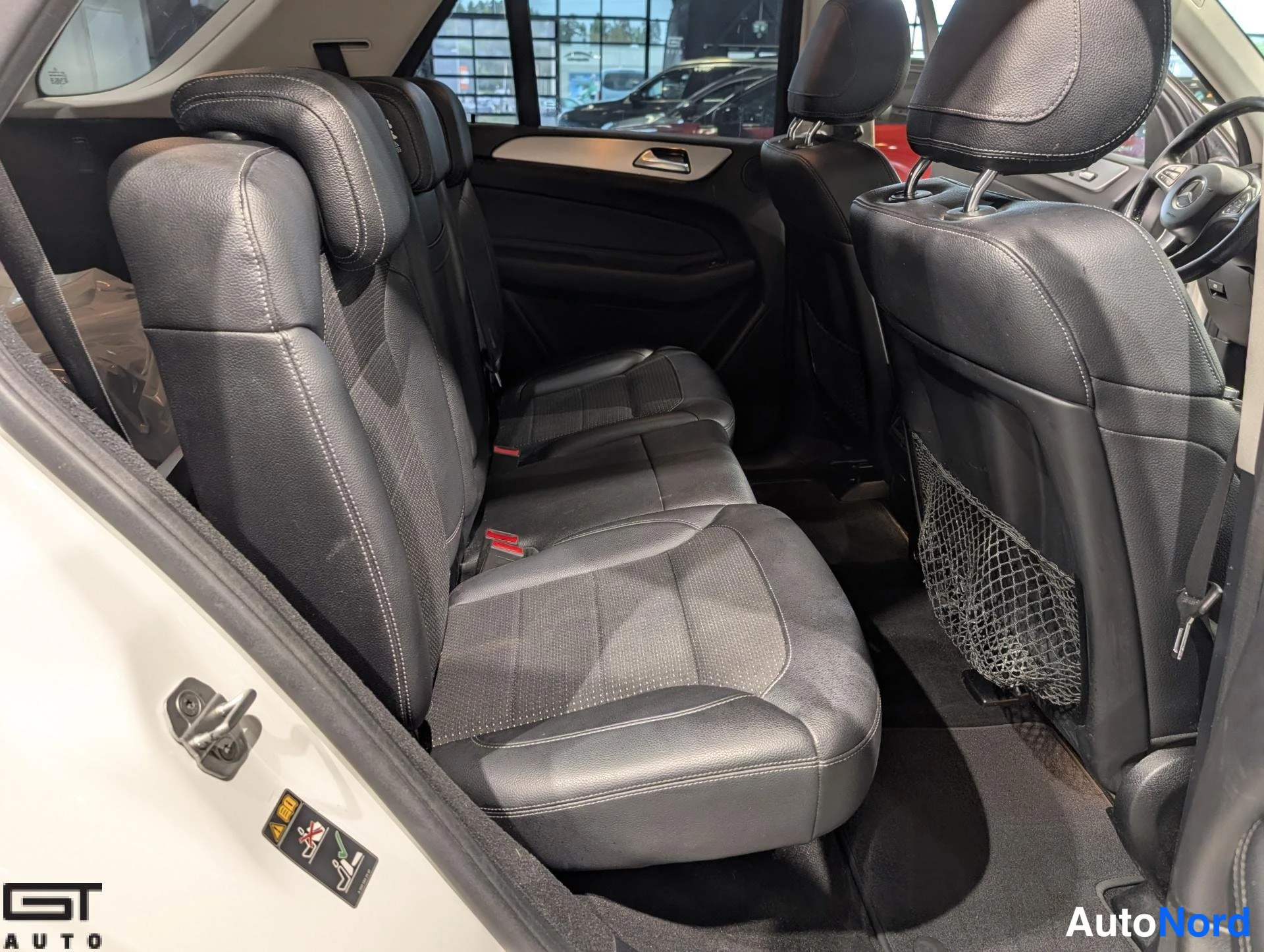 Valkoinen Mercedes-Benz GLE 2016, takaistuimet, kuva 17