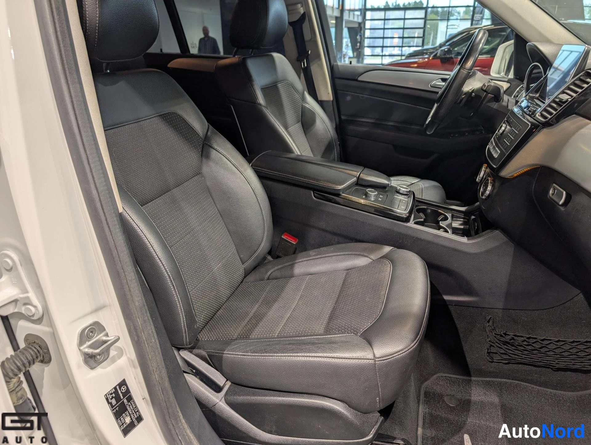 Valkoinen Mercedes-Benz GLE 2016, etuistuimet, kuva 15