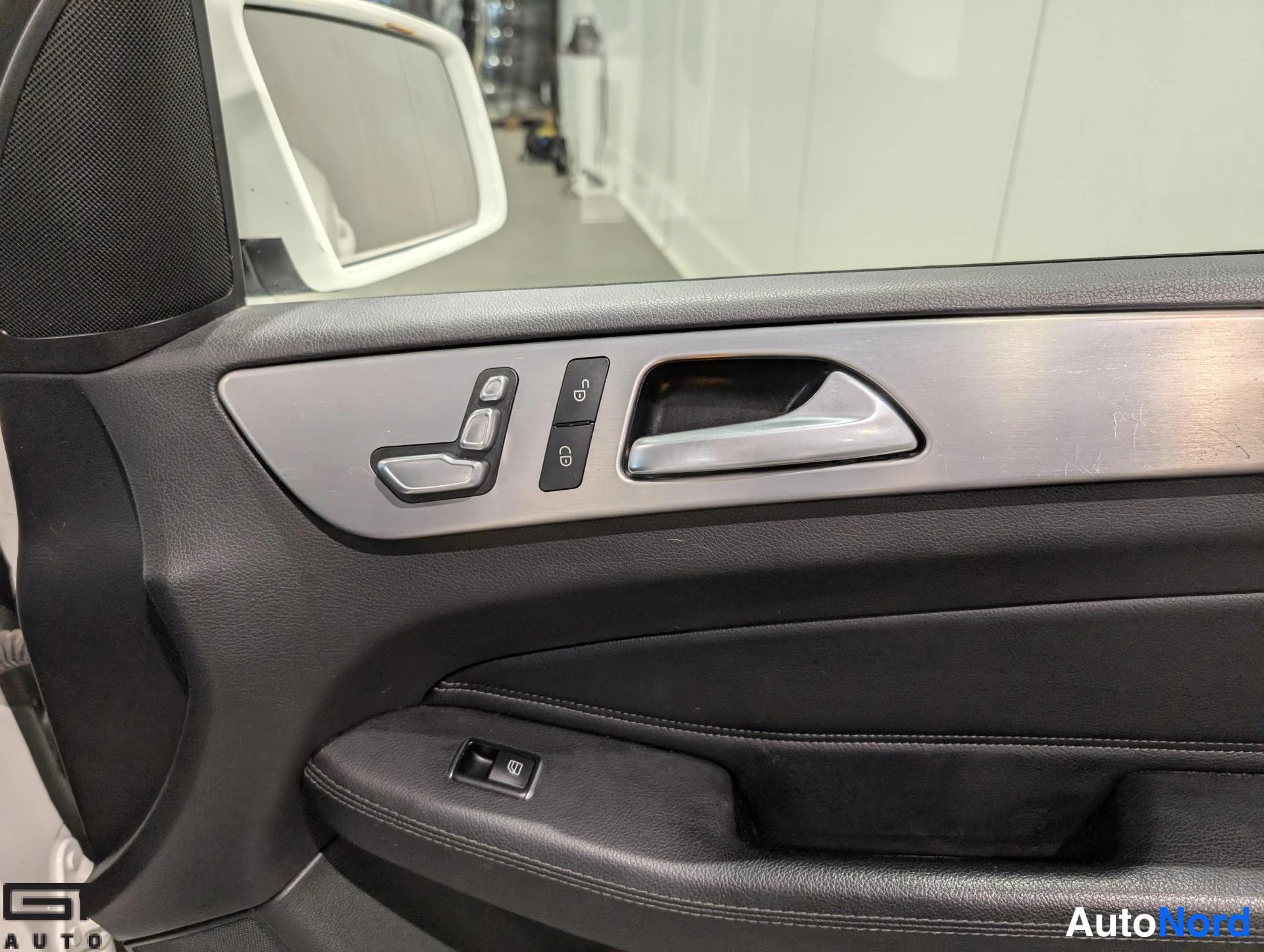 Valkoinen Mercedes-Benz GLE 2016, yksityiskohta, kuva 23