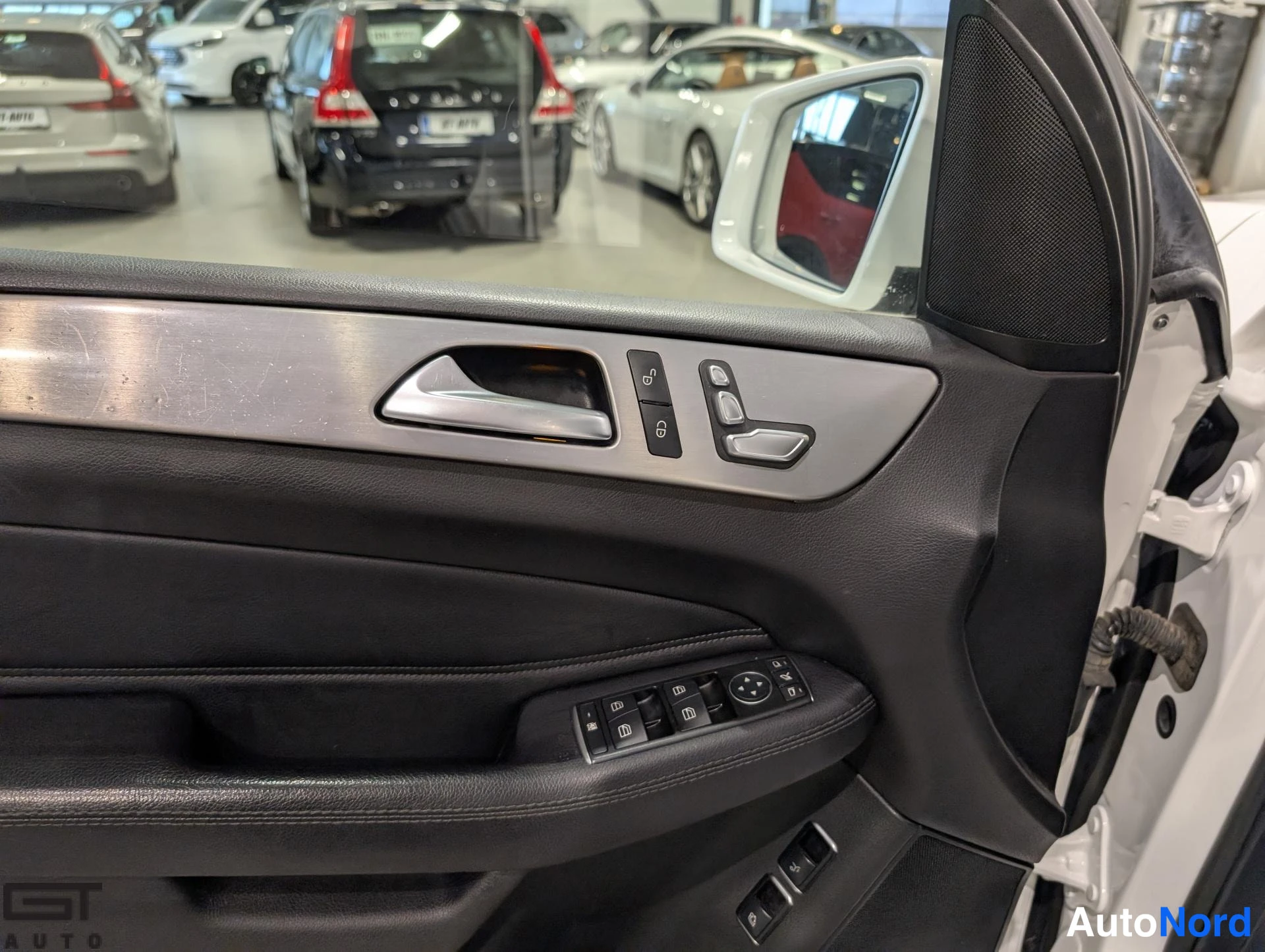 Valkoinen Mercedes-Benz GLE 2016, yksityiskohta, kuva 24
