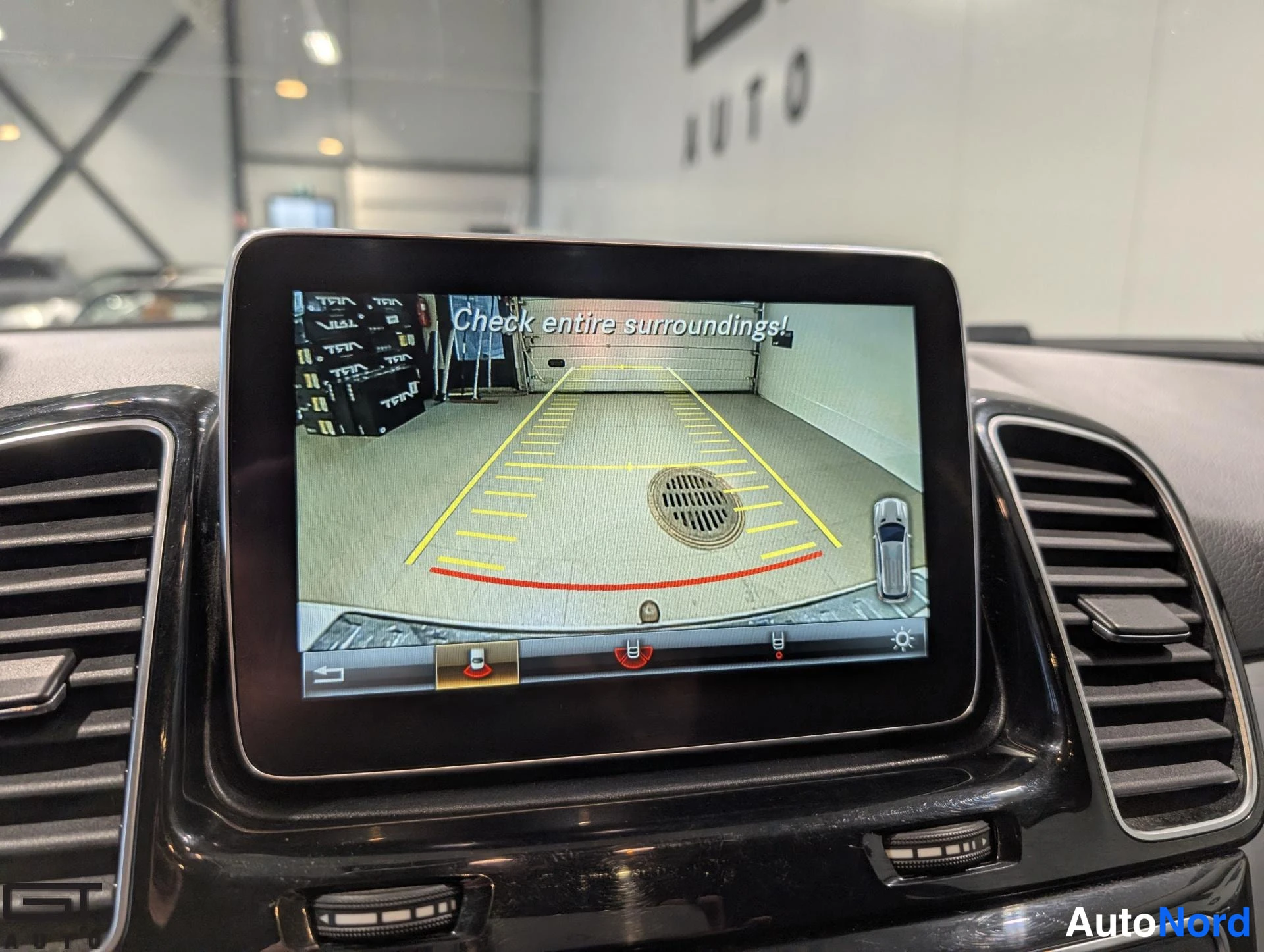 Valkoinen Mercedes-Benz GLE 2016, yksityiskohta, kuva 18