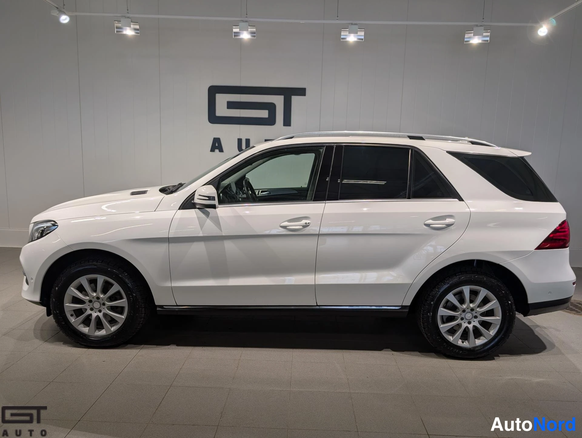 Valkoinen Mercedes-Benz GLE 2016, sivulta, kuva 6