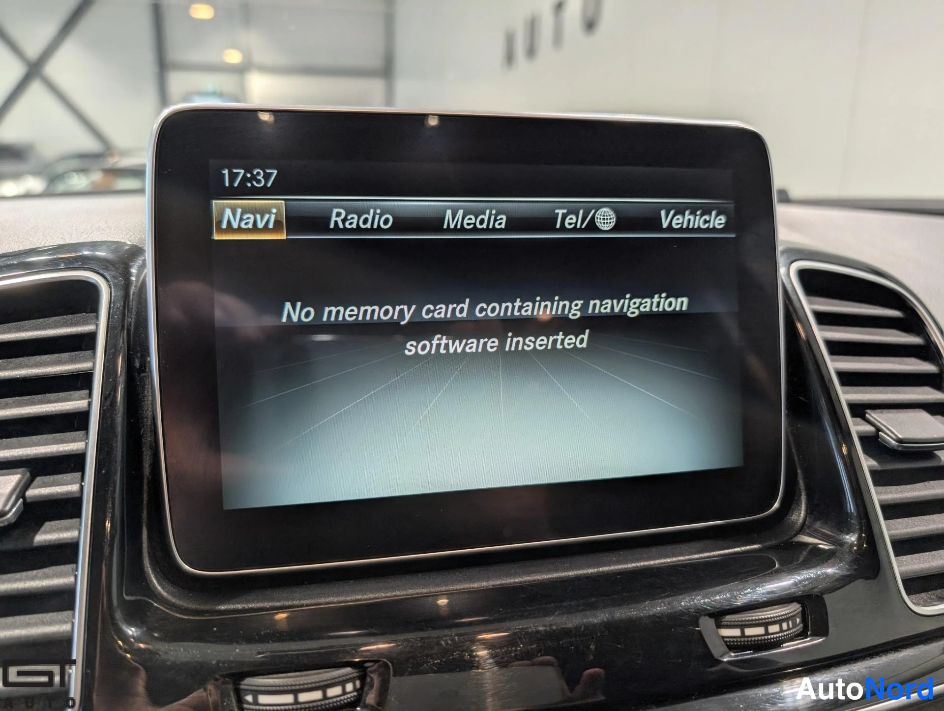 Valkoinen Mercedes-Benz GLE 2016, yksityiskohta, kuva 19