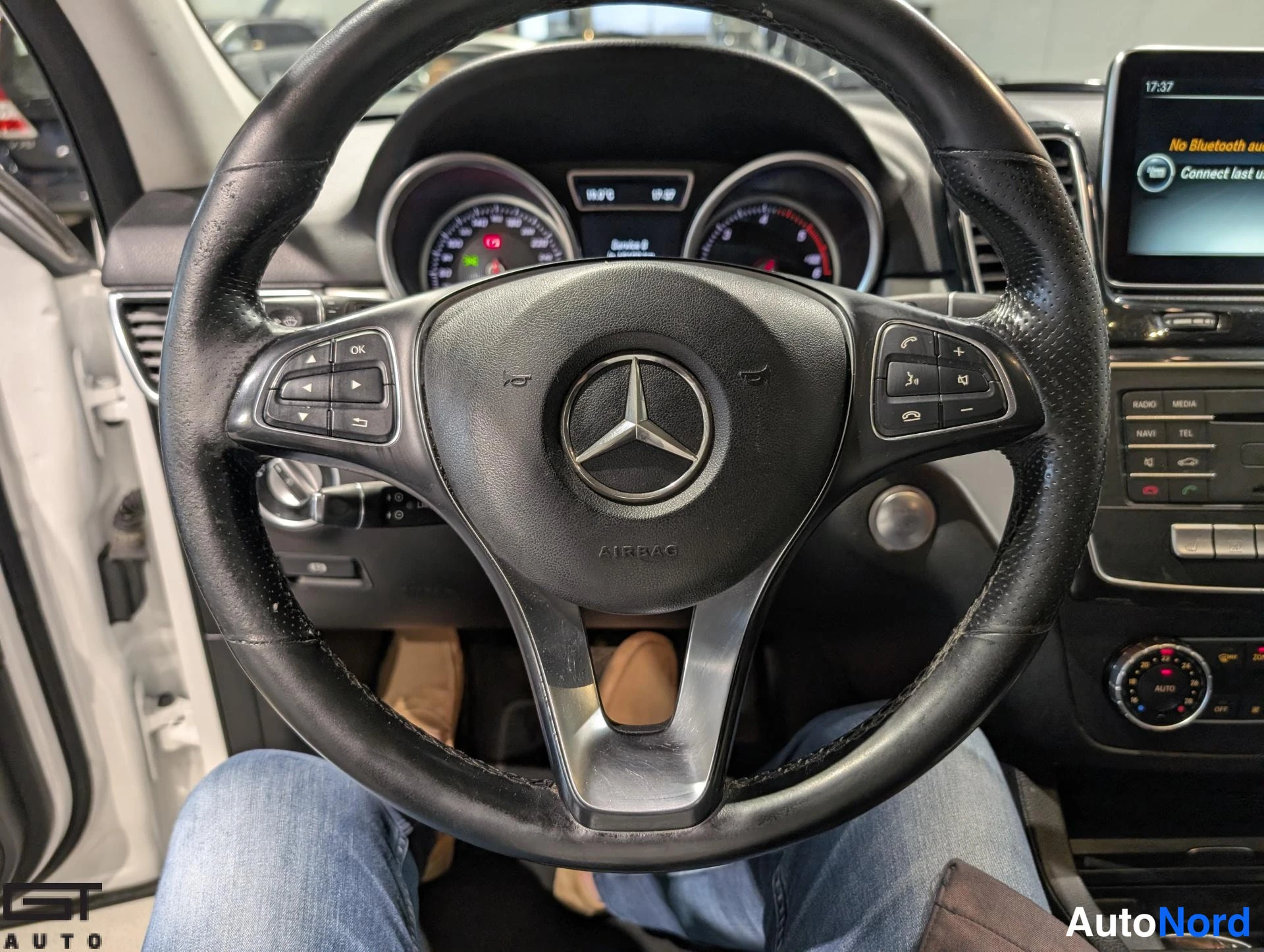 Valkoinen Mercedes-Benz GLE 2016, ohjaamo, kuva 10