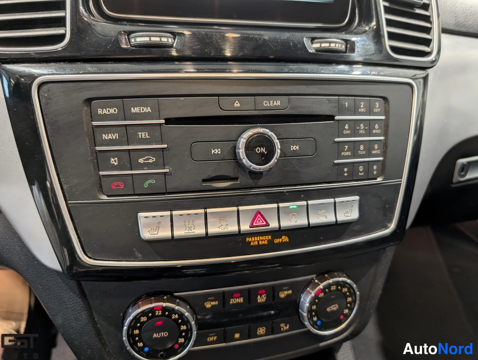 Valkoinen Mercedes-Benz GLE 2016, yksityiskohta, kuva 25
