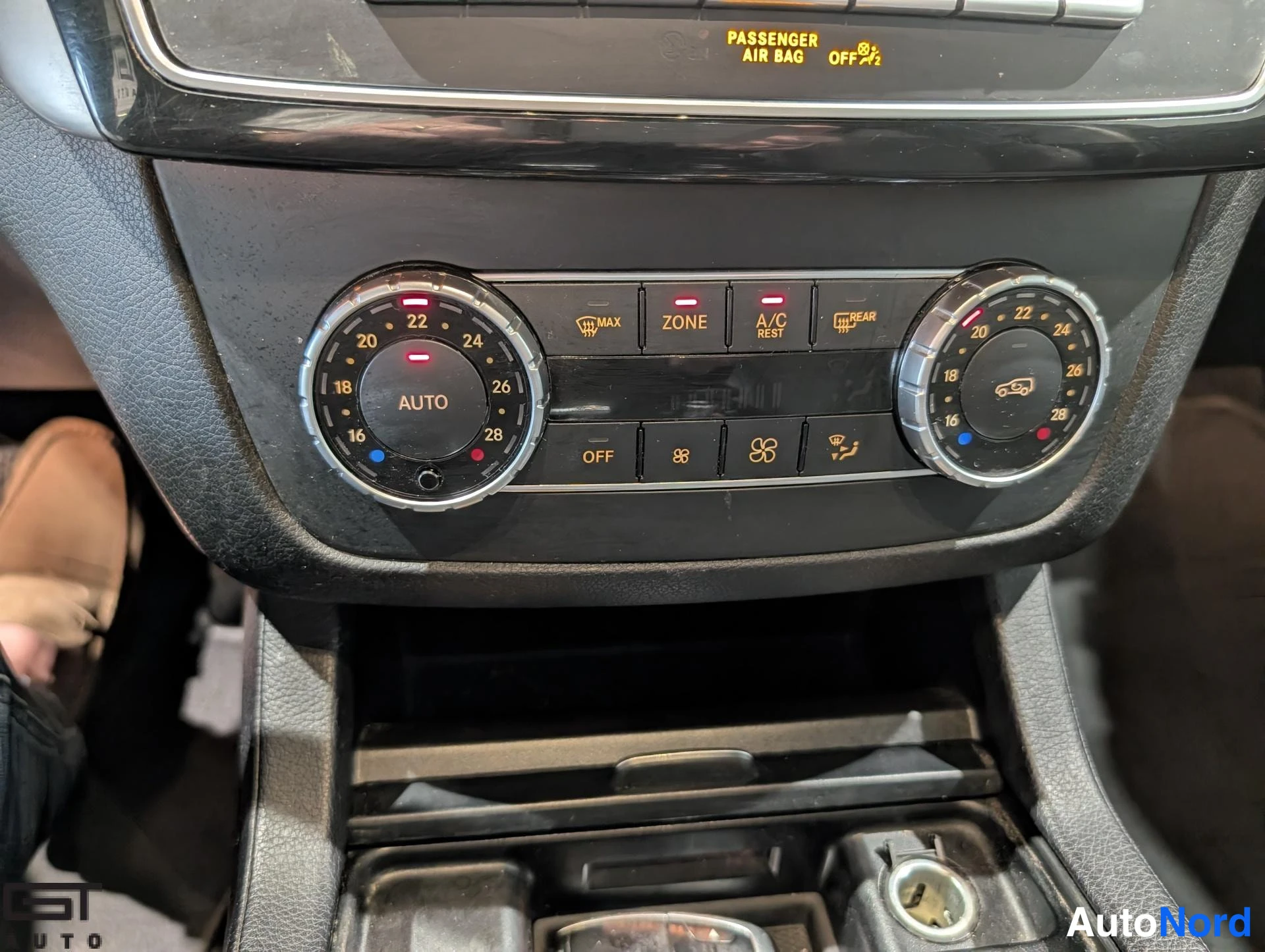 Valkoinen Mercedes-Benz GLE 2016, yksityiskohta, kuva 26