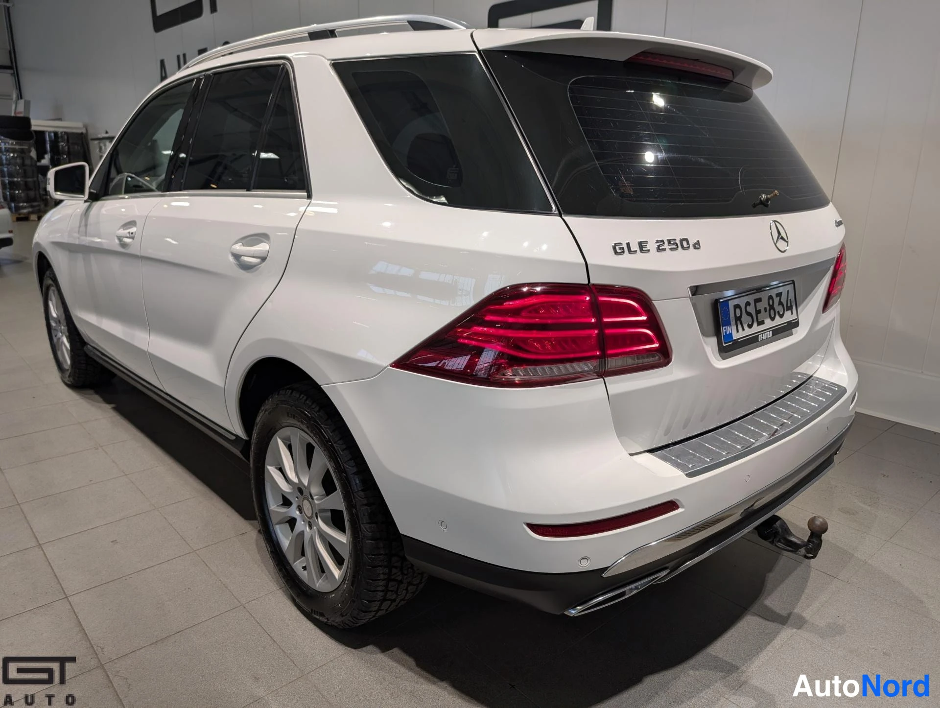 Valkoinen Mercedes-Benz GLE 2016, takaviisto, kuva 8