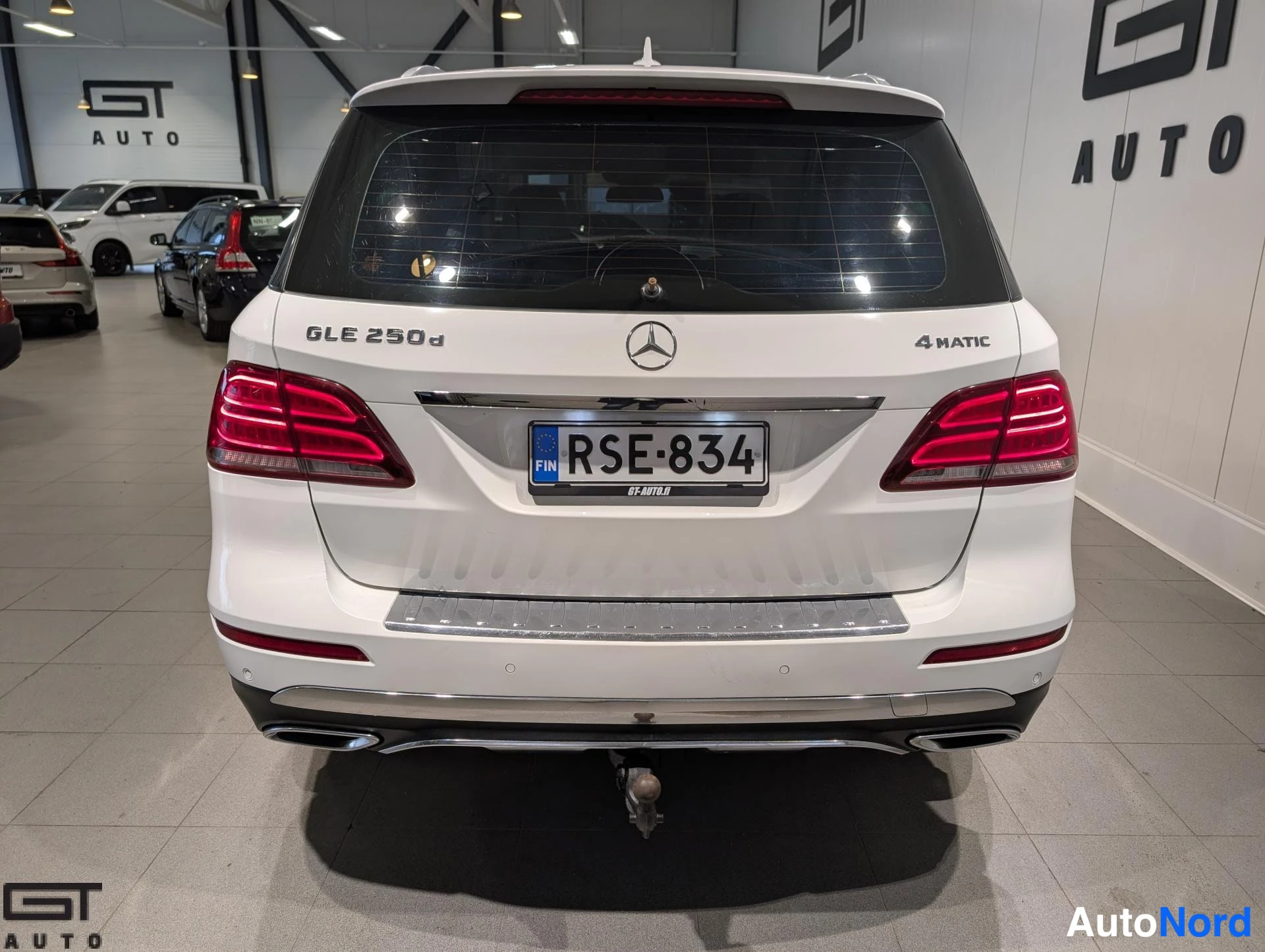 Valkoinen Mercedes-Benz GLE 2016, takaa, kuva 9