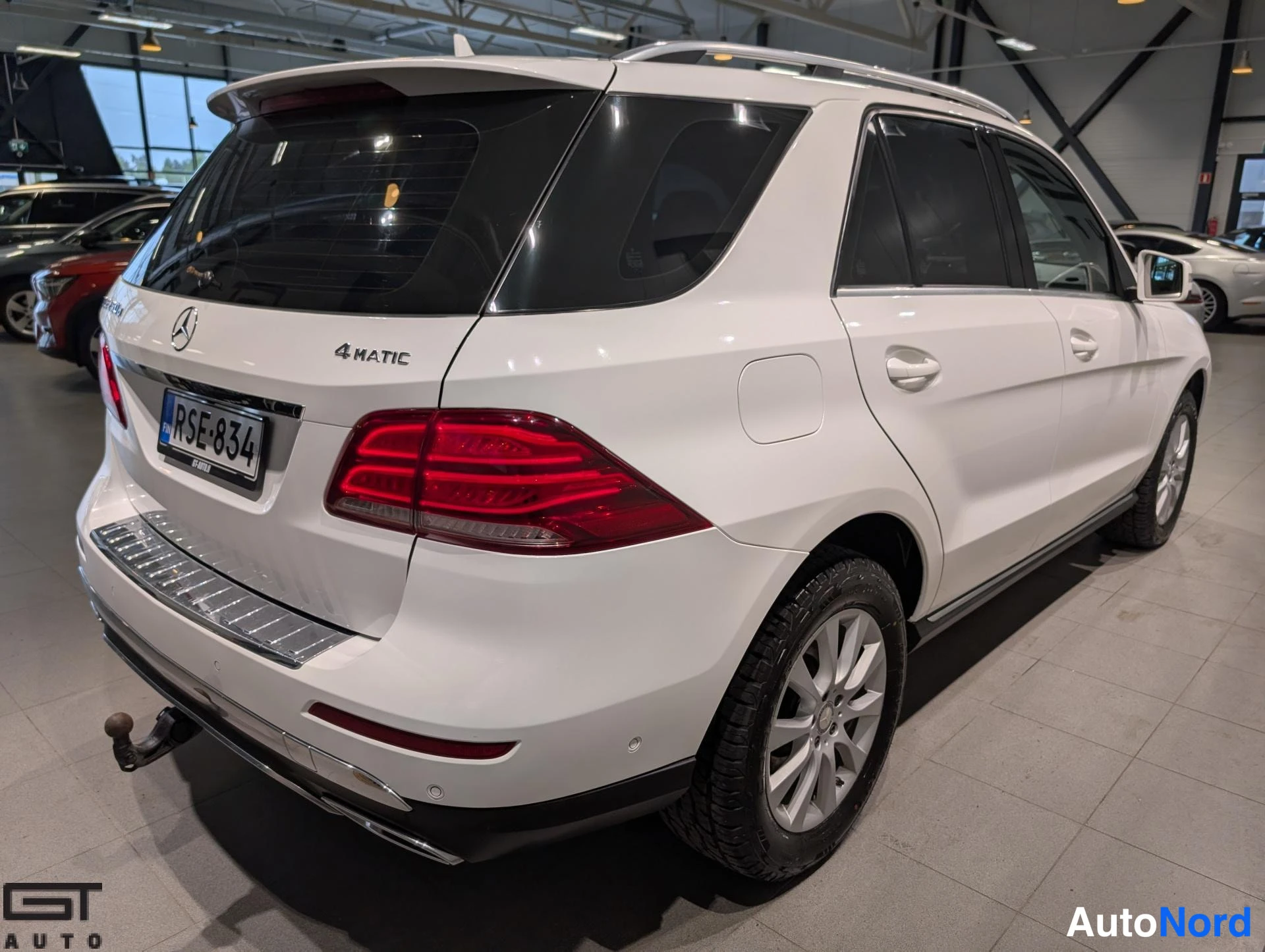 Valkoinen Mercedes-Benz GLE 2016, takaviisto, kuva 7