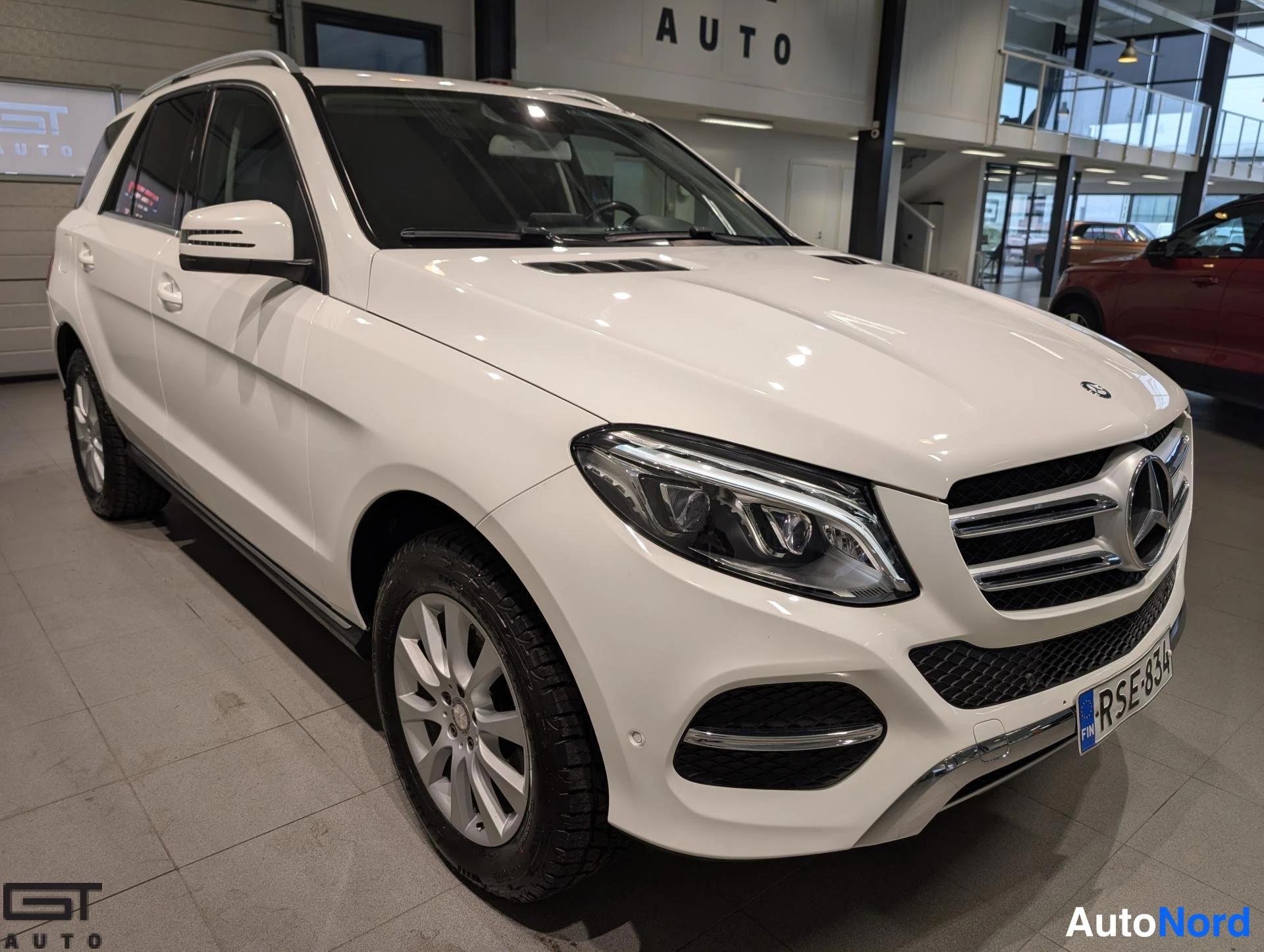 Valkoinen Mercedes-Benz GLE 2016, etuviisto, keula oikealle, kuva 3