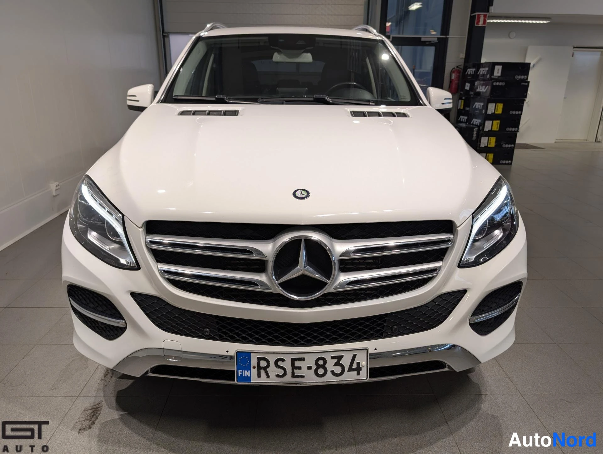 Valkoinen Mercedes-Benz GLE 2016, edestä, kuva 4