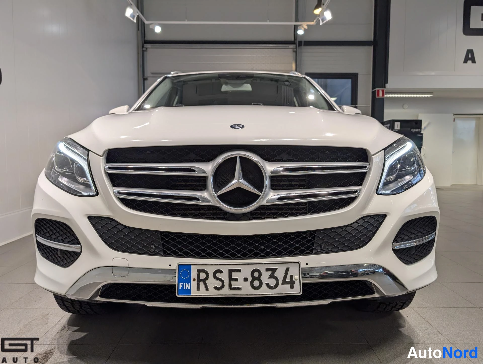 Valkoinen Mercedes-Benz GLE 2016, edestä, kuva 5