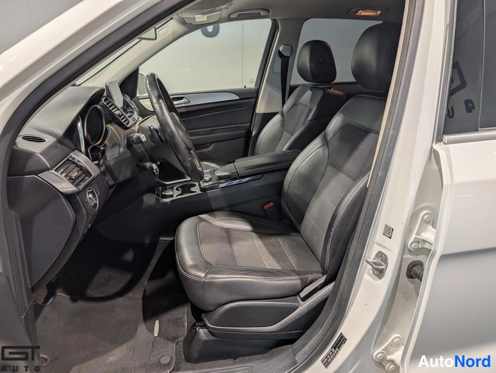 Valkoinen Mercedes-Benz GLE 2016, etuistuimet, kuva 12