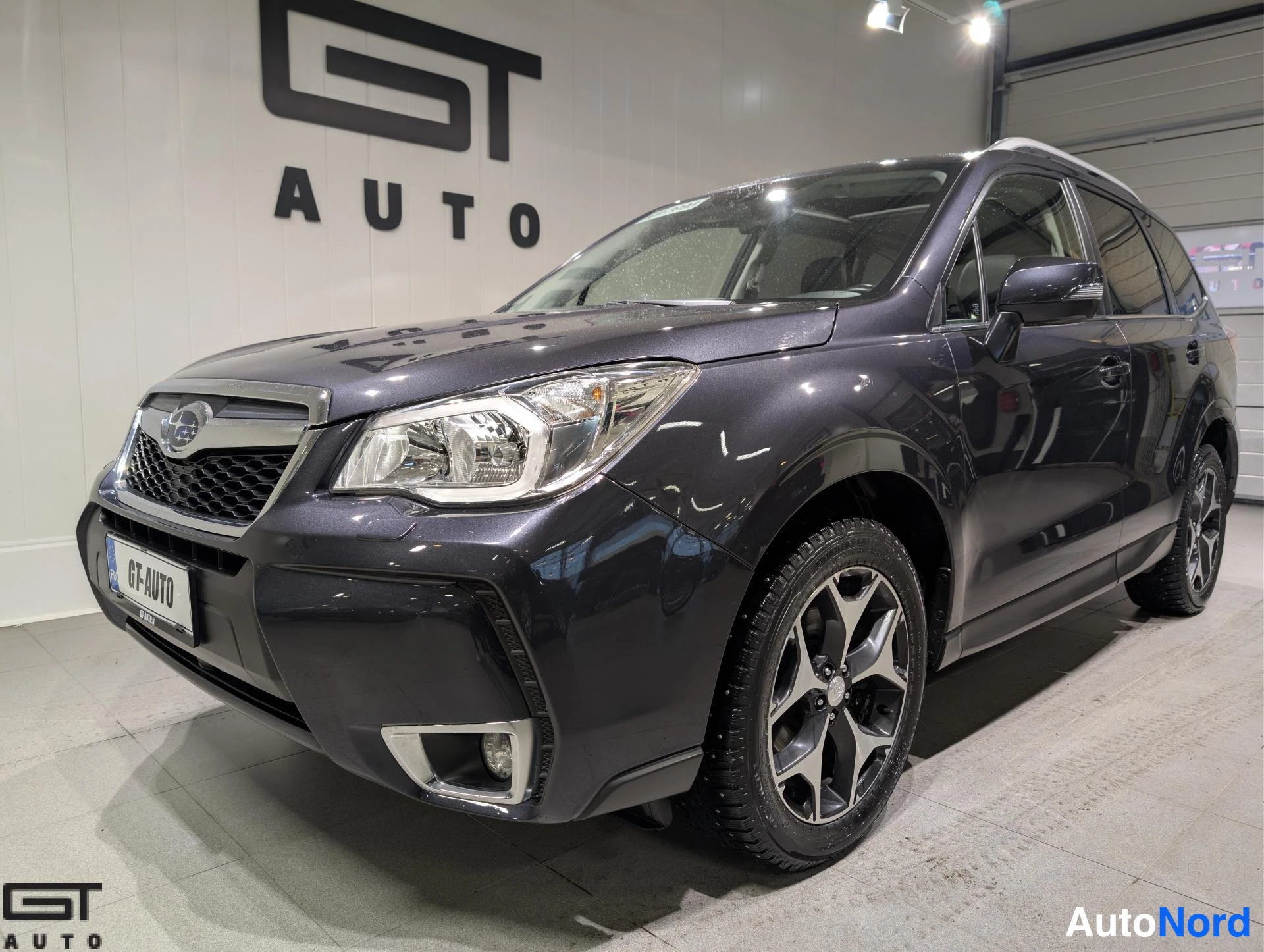 Harmaa Subaru Forester 2013, etuviisto, keula vasemmalle, kuva 2