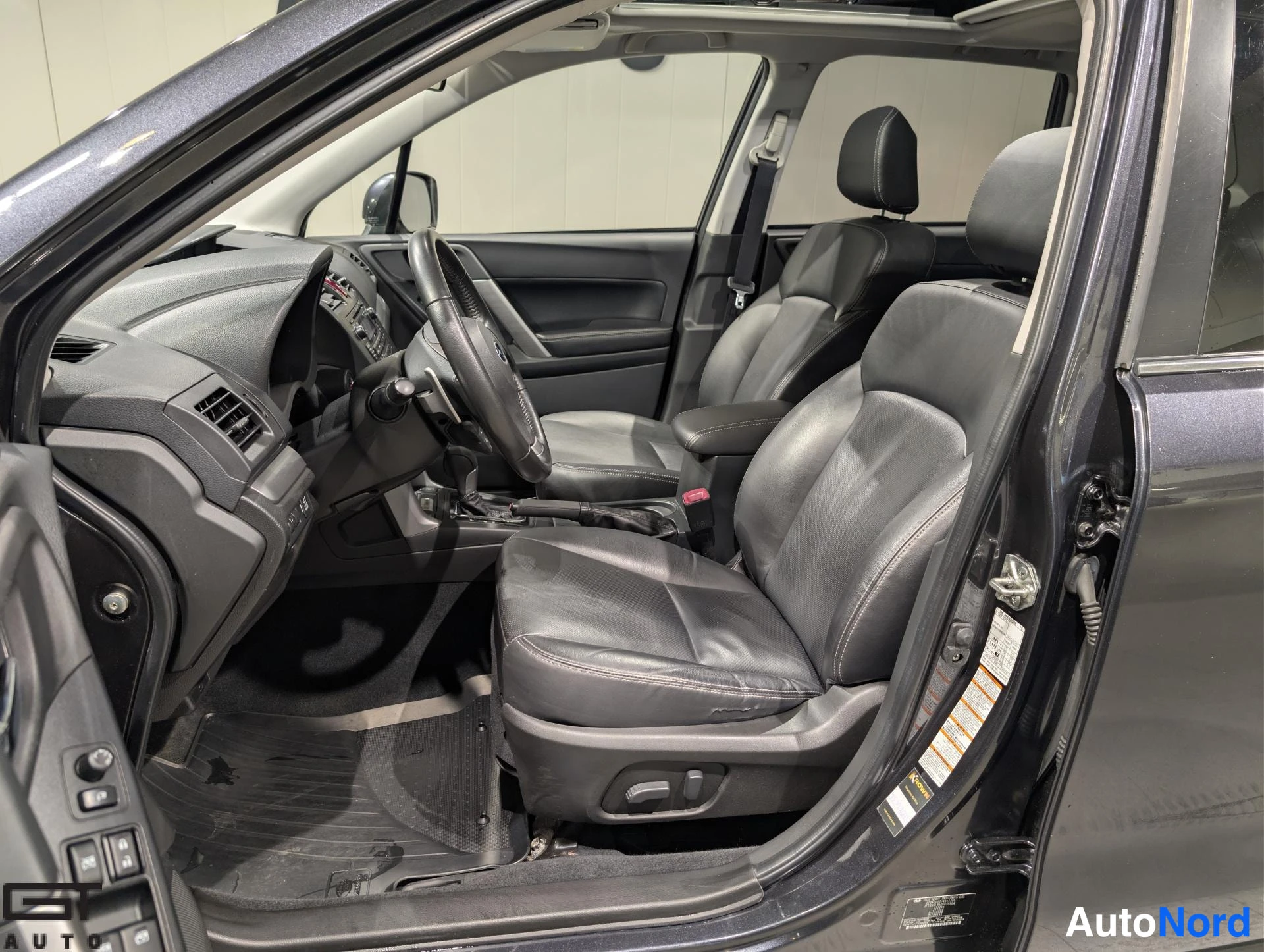 Harmaa Subaru Forester 2013, etuistuimet, kuva 13