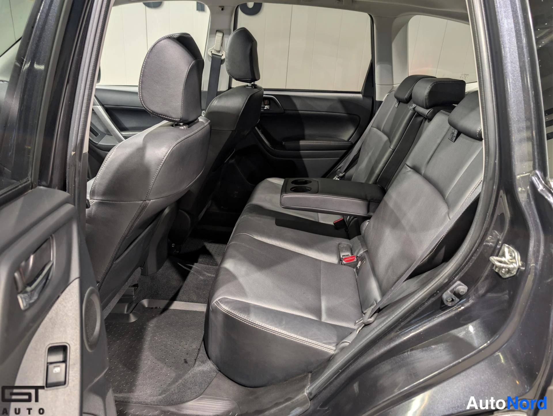 Harmaa Subaru Forester 2013, takaistuimet, kuva 15